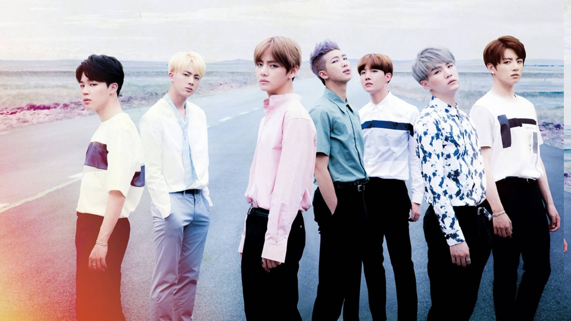 Membrii trupei BTS purtând haine cool în timp ce sunt pe drum. — Bts Fundal