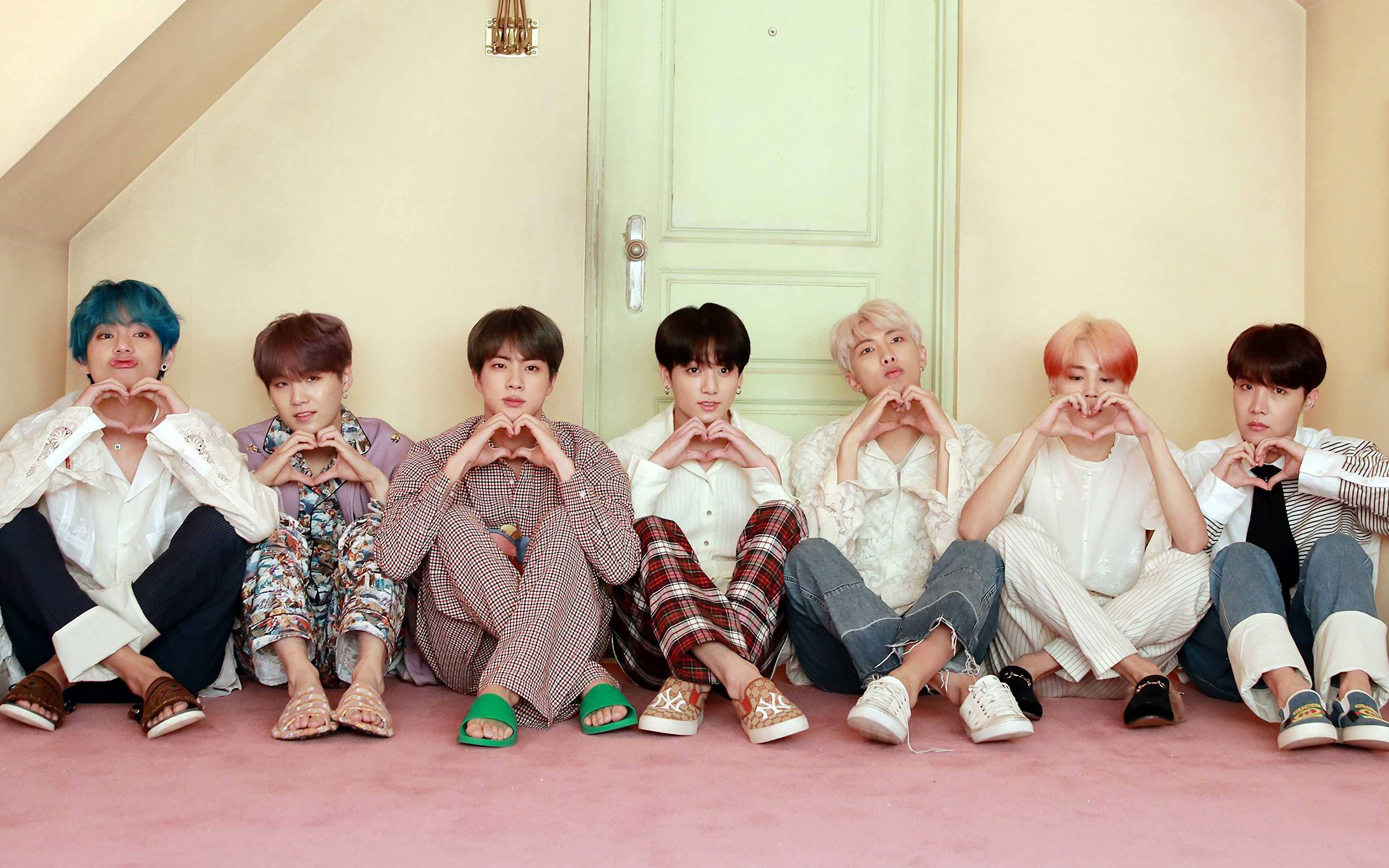 BTS Semne Inimioare pe Desktop lângă Ușă Fundal
