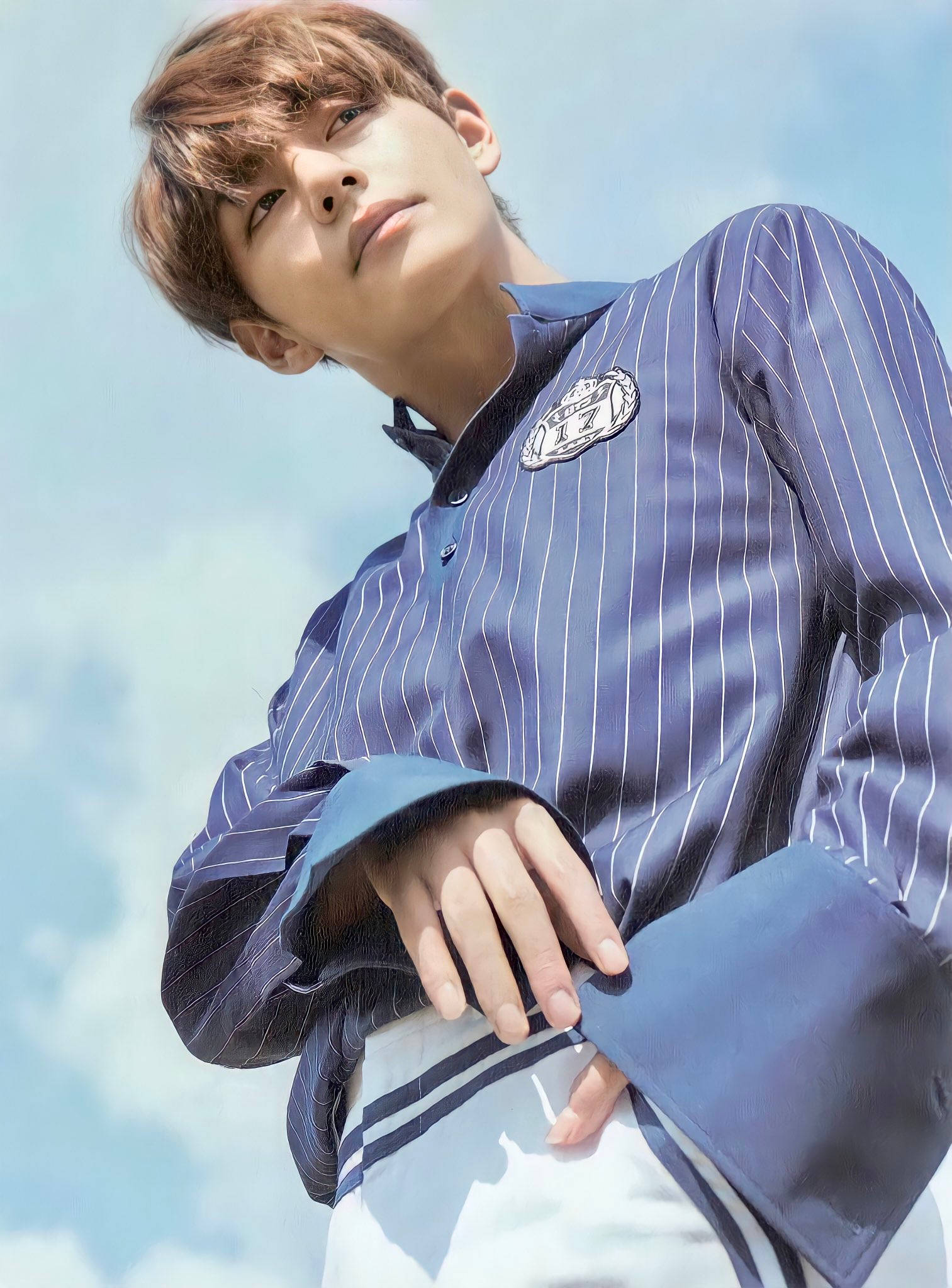 BTS V Cămașă Albastră Cu Dungi Fundal