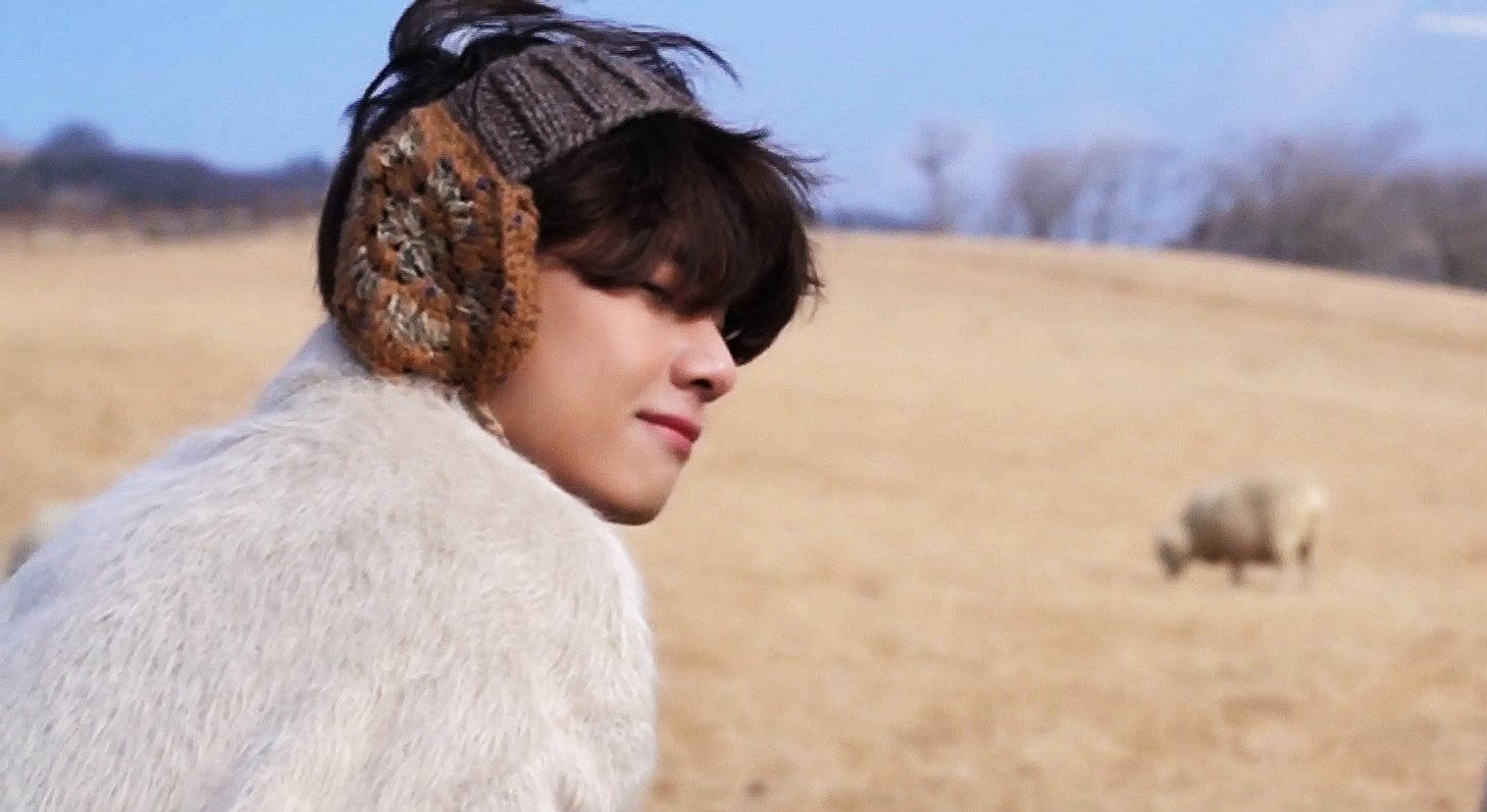BTS V Căști de urechi tricotate Fundal
