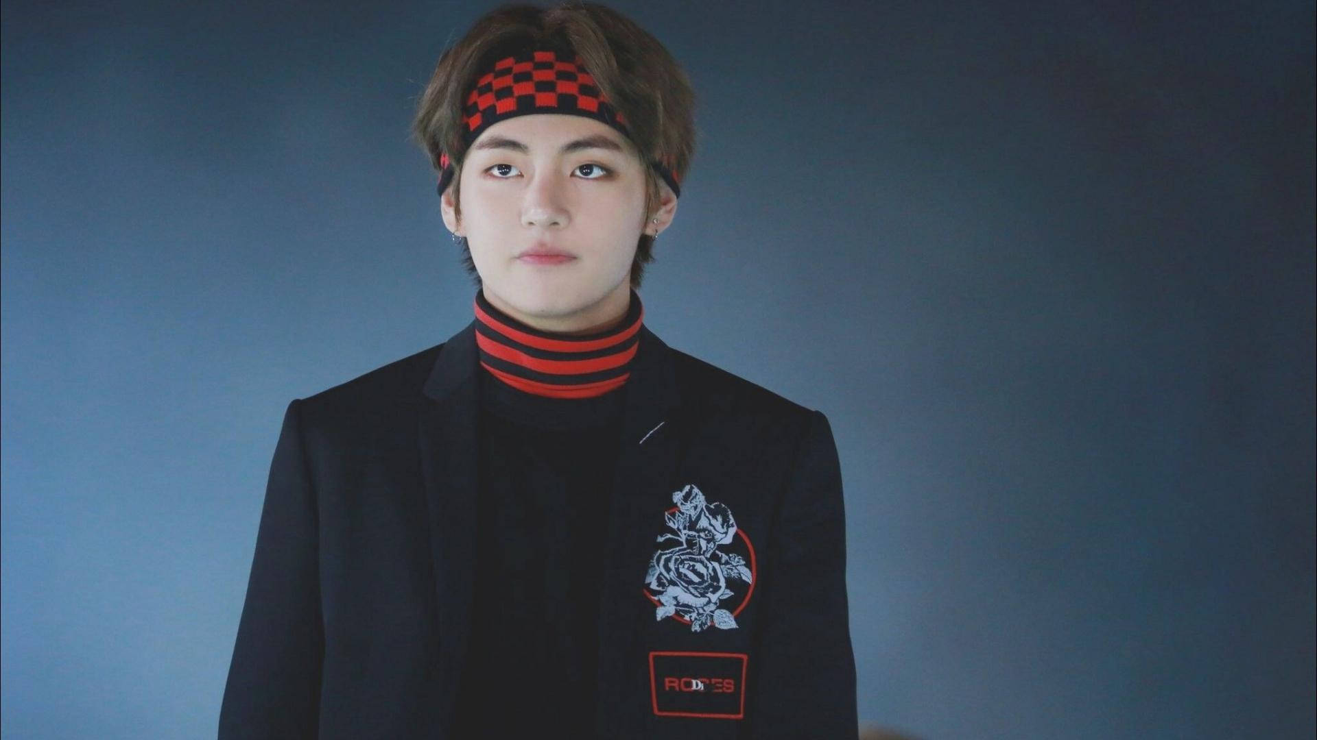 BTS V Drăgut în Negru și Roșu Fundal