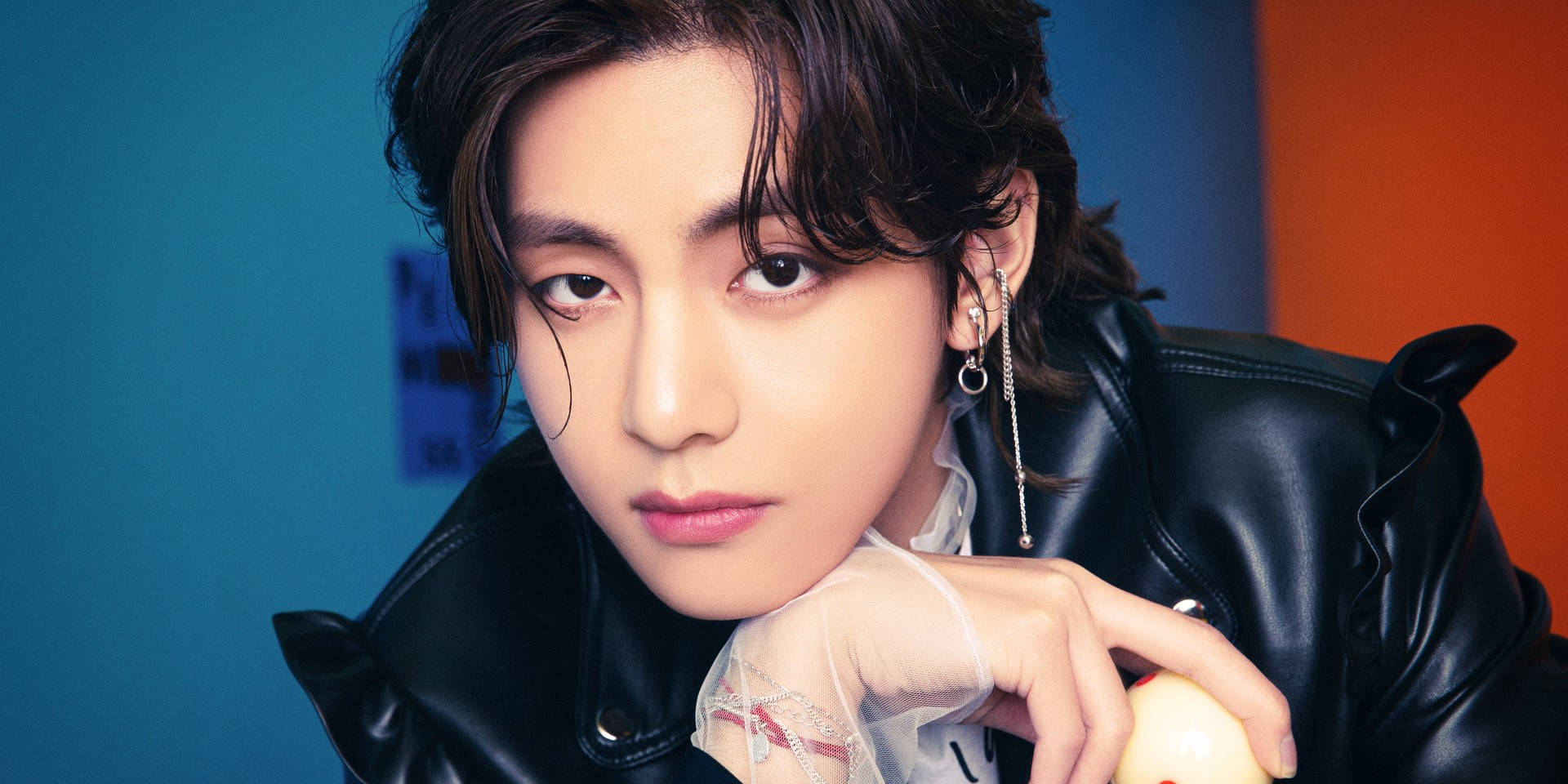 BTS V geacă de piele neagră Fundal