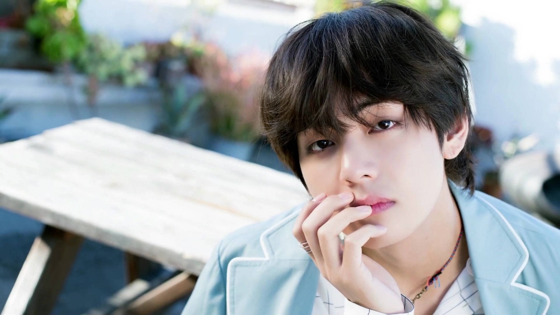BTS V Haină Albastru Deschis Fundal