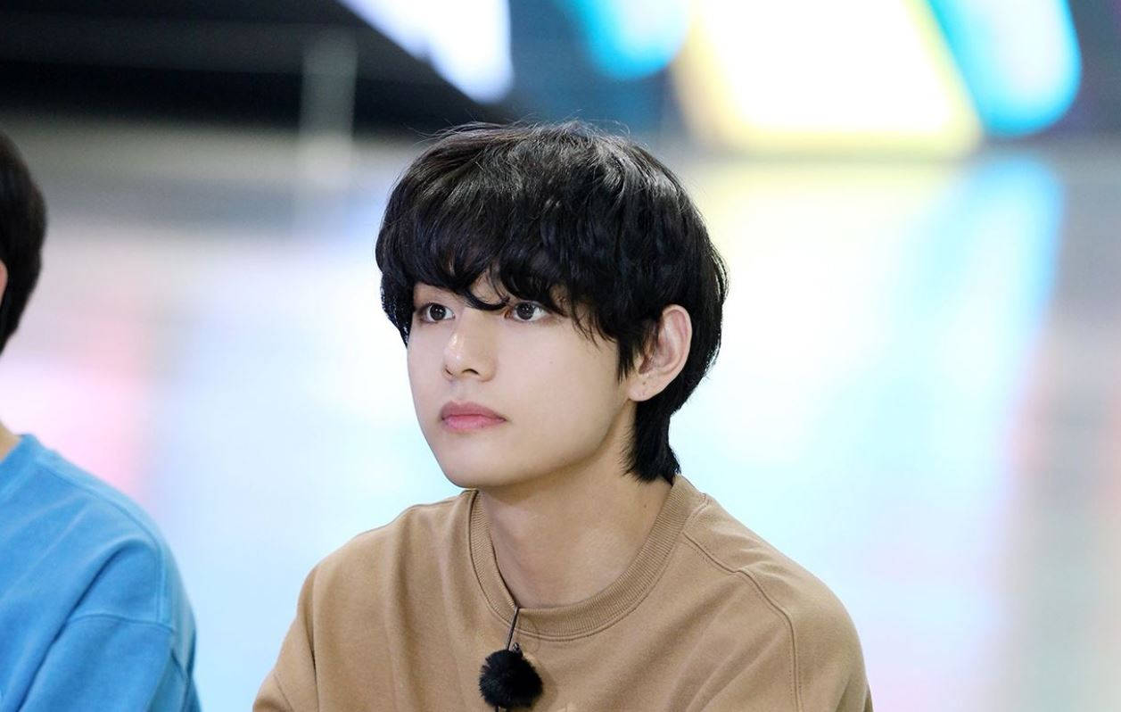 BTS V în cămașă maro Fundal