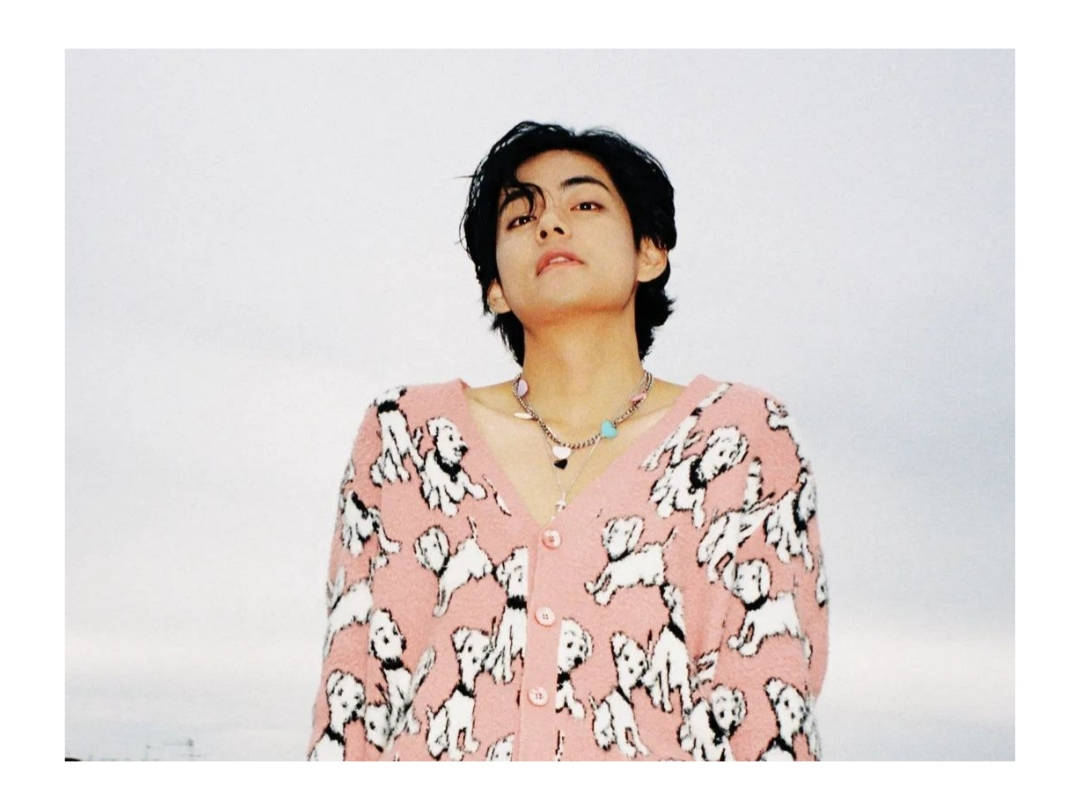 BTS V în cardigan roz cu cățeluși Fundal