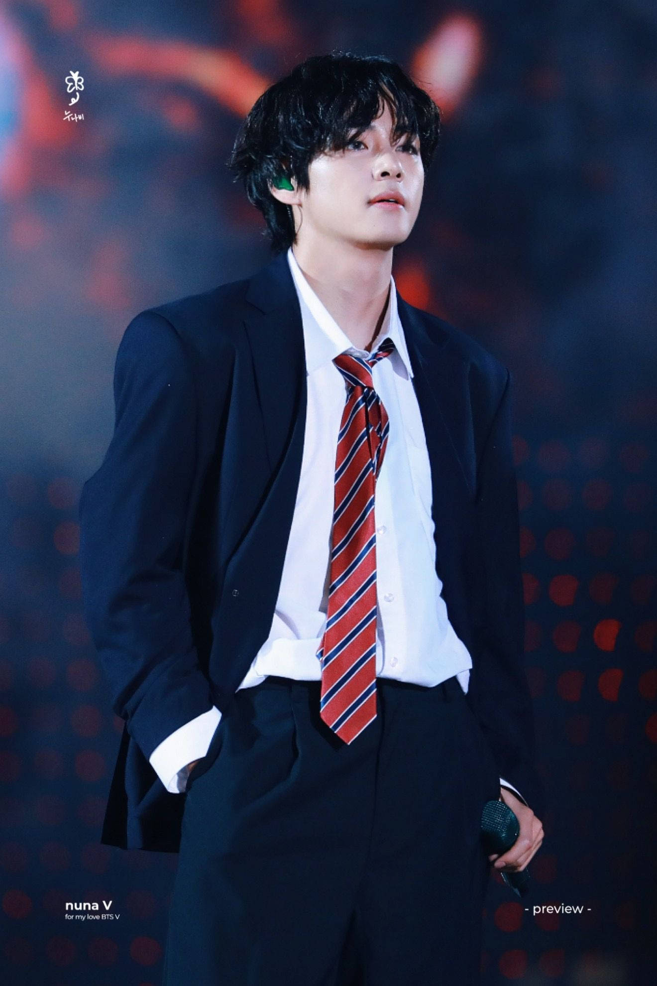 BTS V în ținută de uniformă școlară Fundal