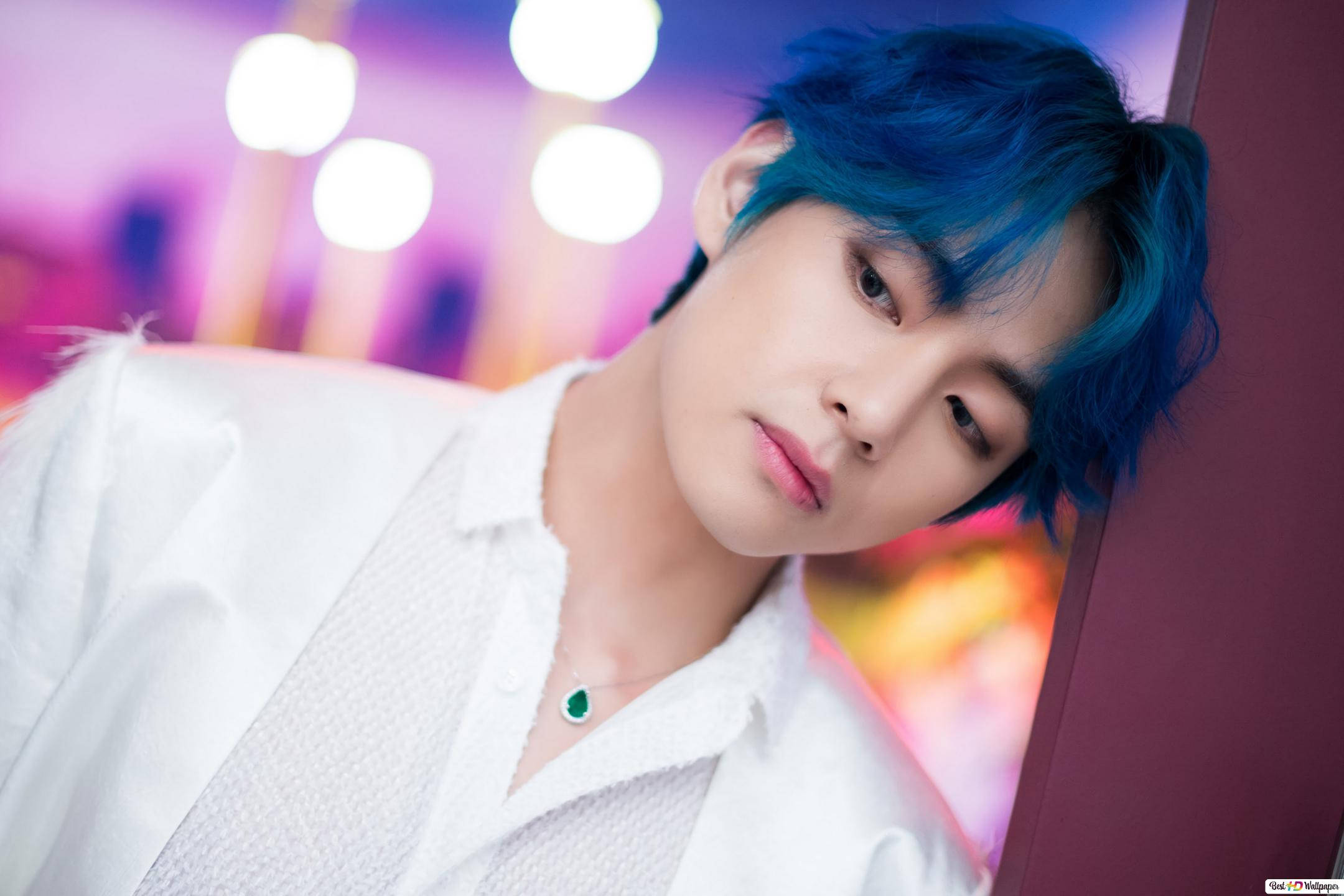 BTS V sprijinit de perete Fundal