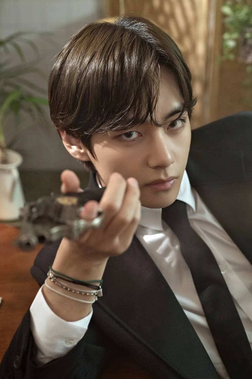 BTS V ținând o armă Fundal