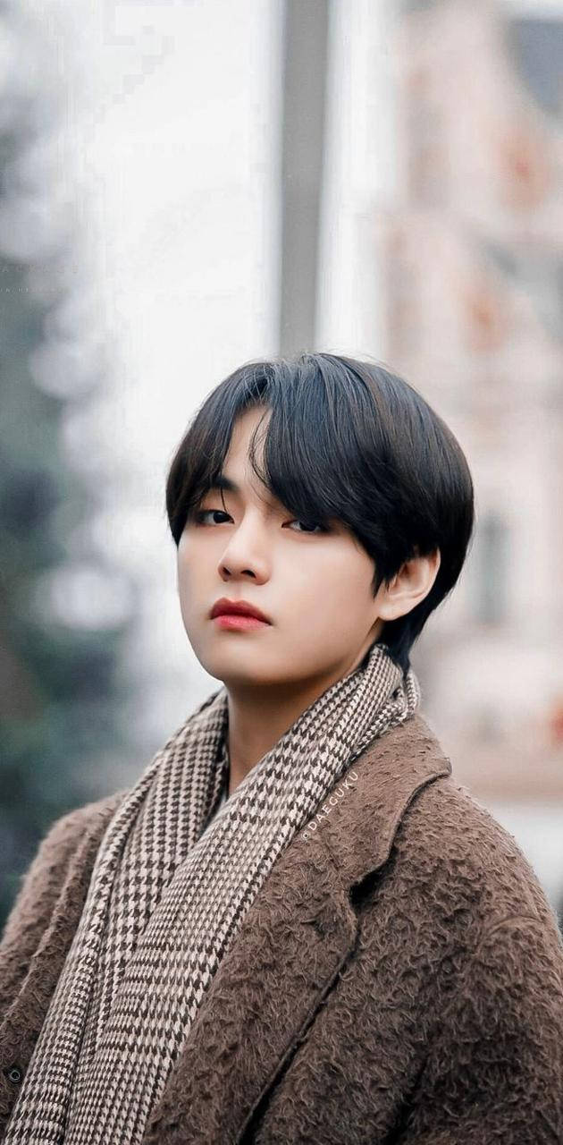 BTS V Ținută de Iarnă Maro Fundal