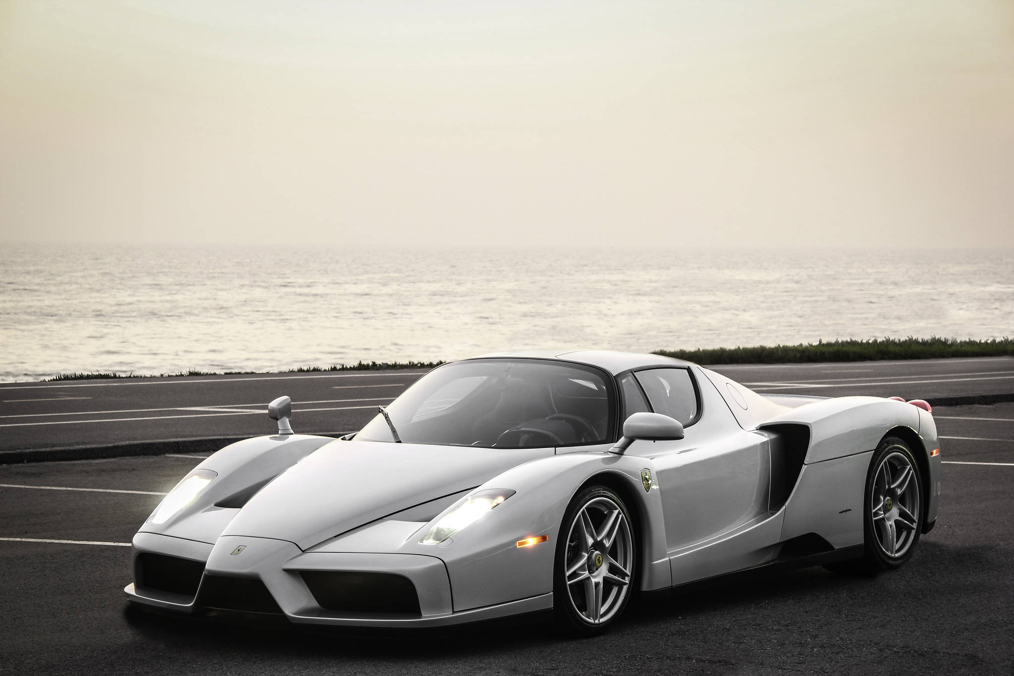 Bucură-te de emoția de a conduce o Ferrari luxoasă Fundal