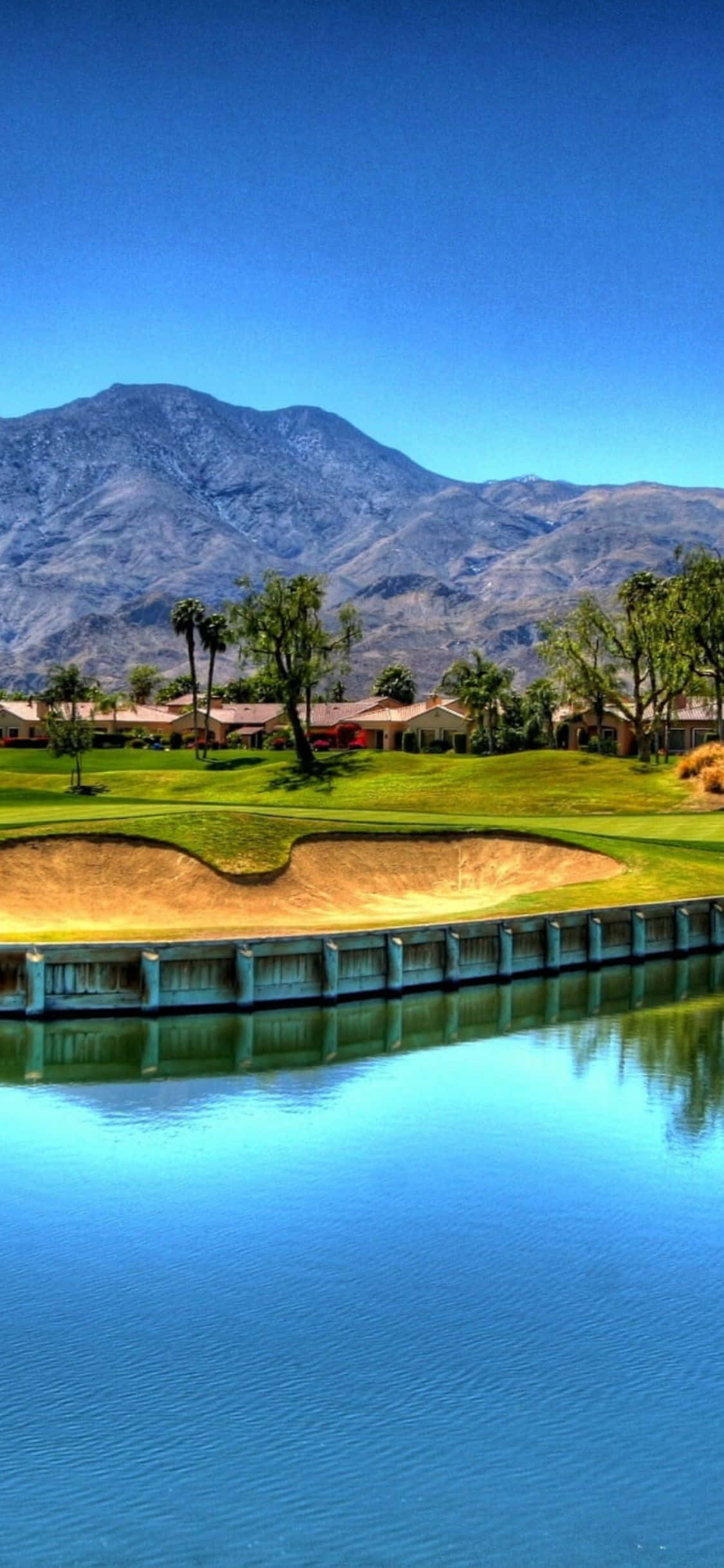 Bucură-te de frumusețea unui teren de golf cu iPhone X. Fundal