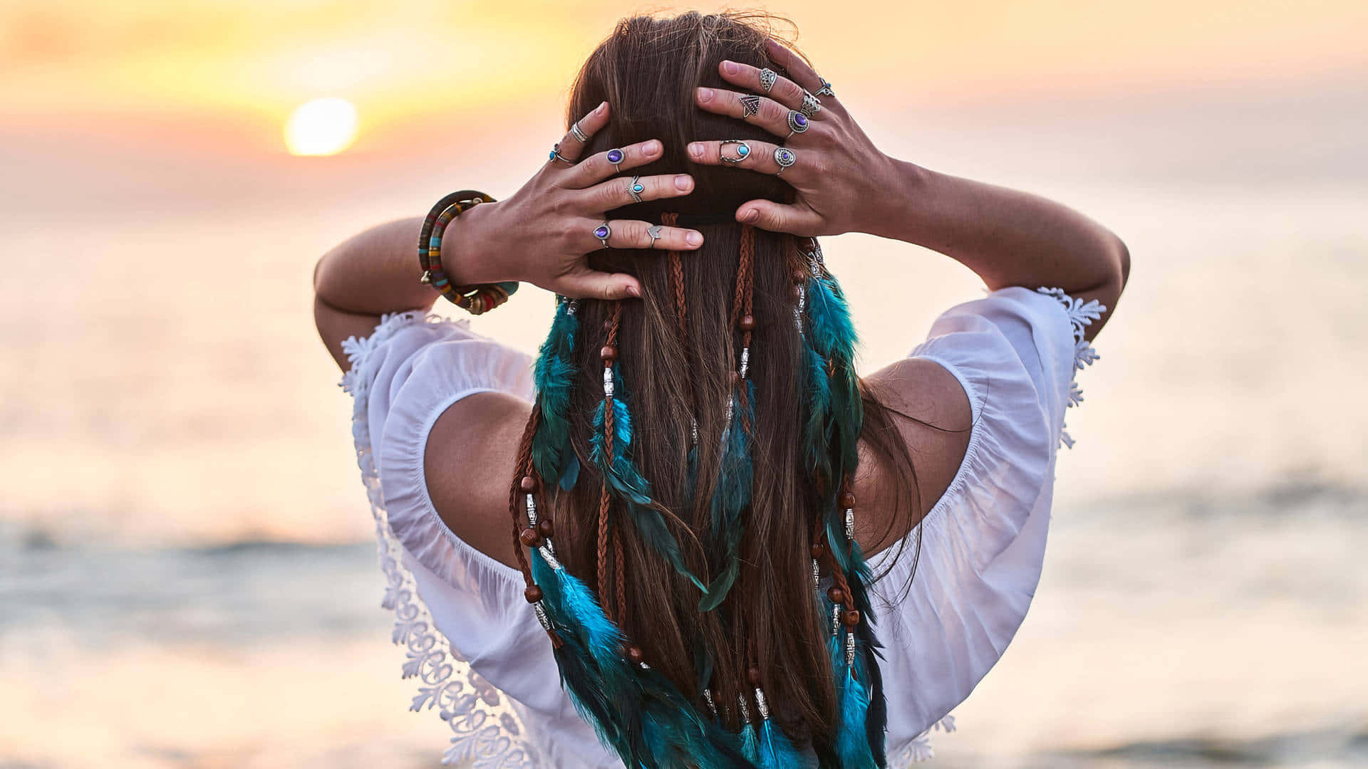 Bucură-te de frumusețea unui spațiu inspirat de stilul boho, decorat cu textile pământii și vibrante. Fundal