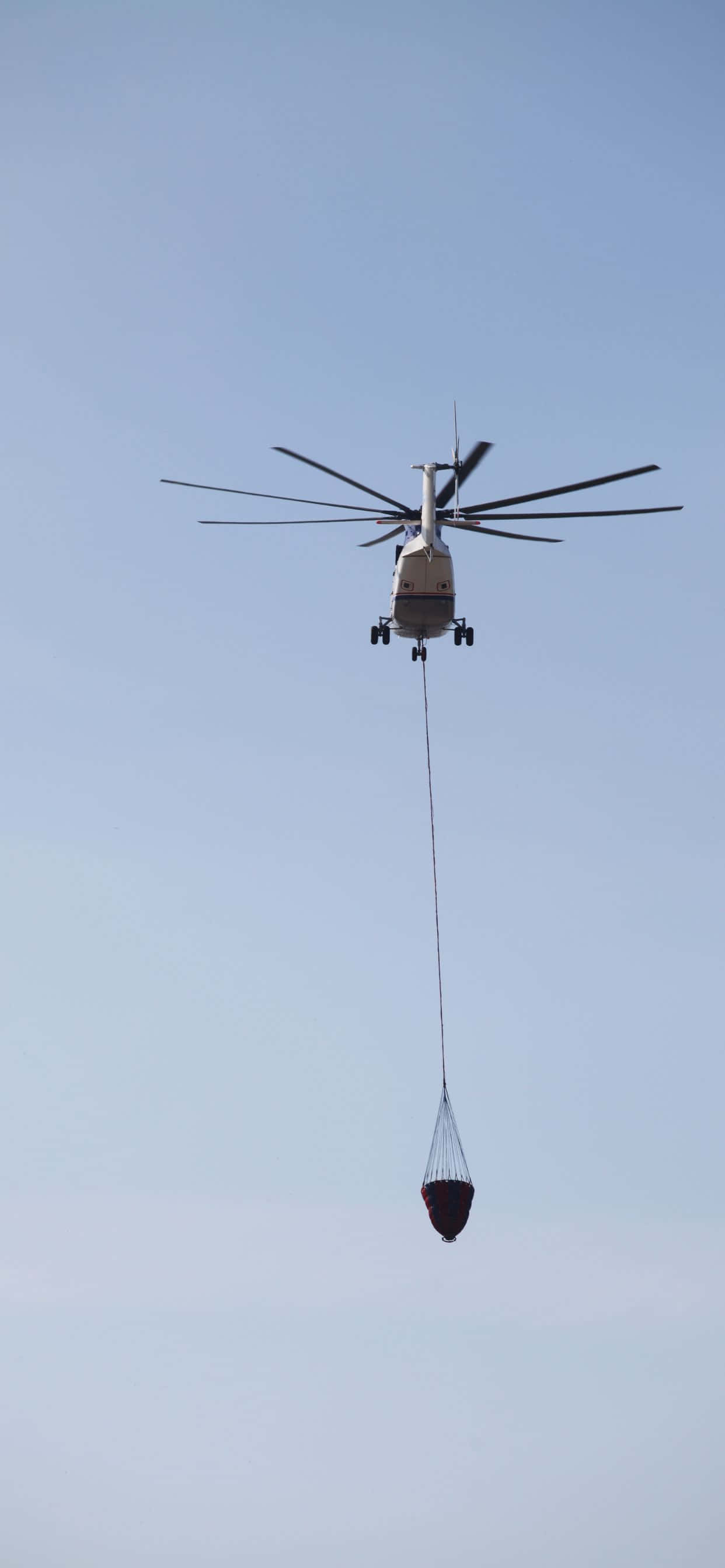 Bucură-te de o Călătorire a Vieții pe Cer cu iPhone Xs Max Helicopters Fundal