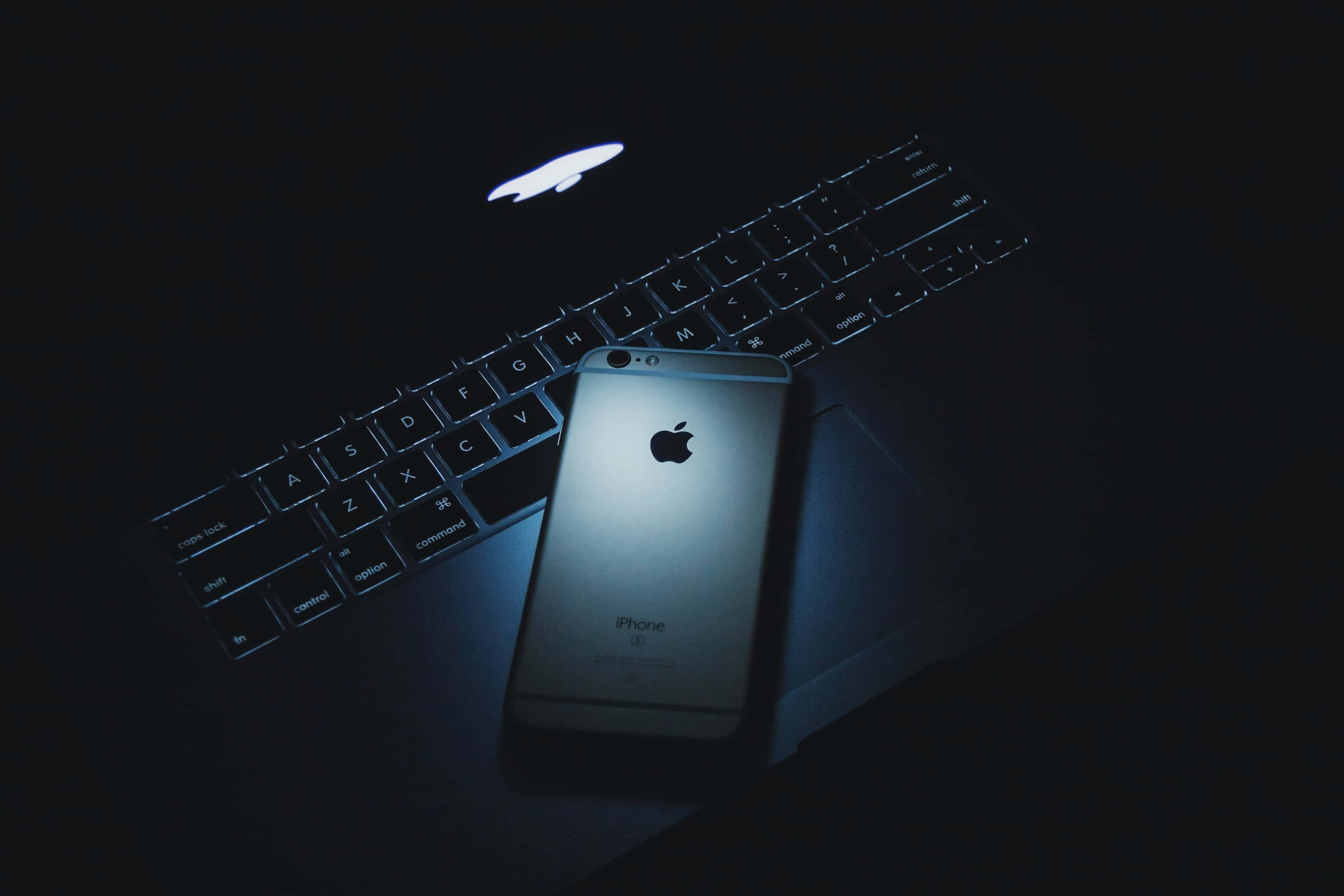 Bucură-te de o experiență confortabilă pe MacBook Fundal