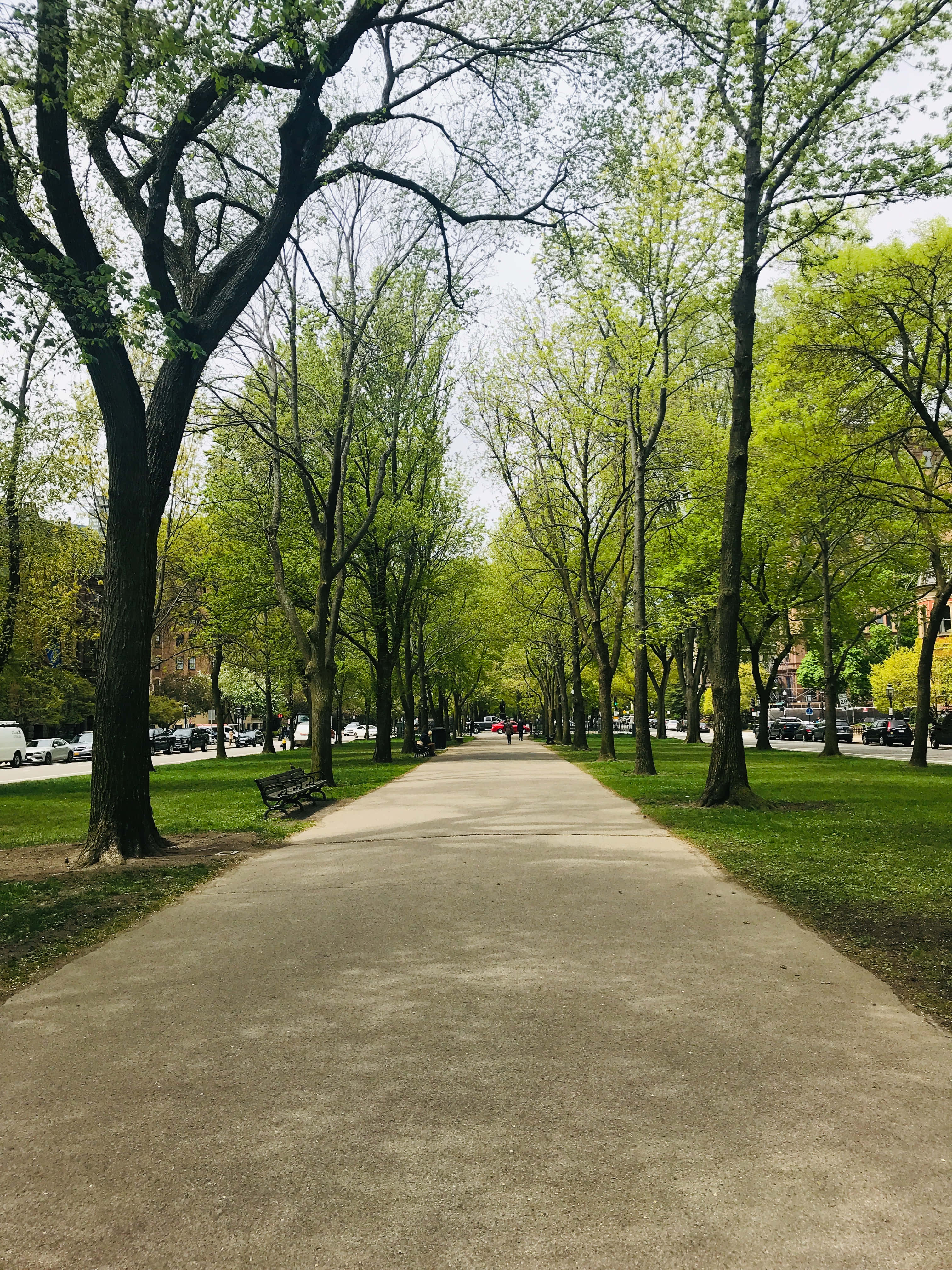 Bucură-te de o zi în oraș plimbându-te pe trotuar. Fundal