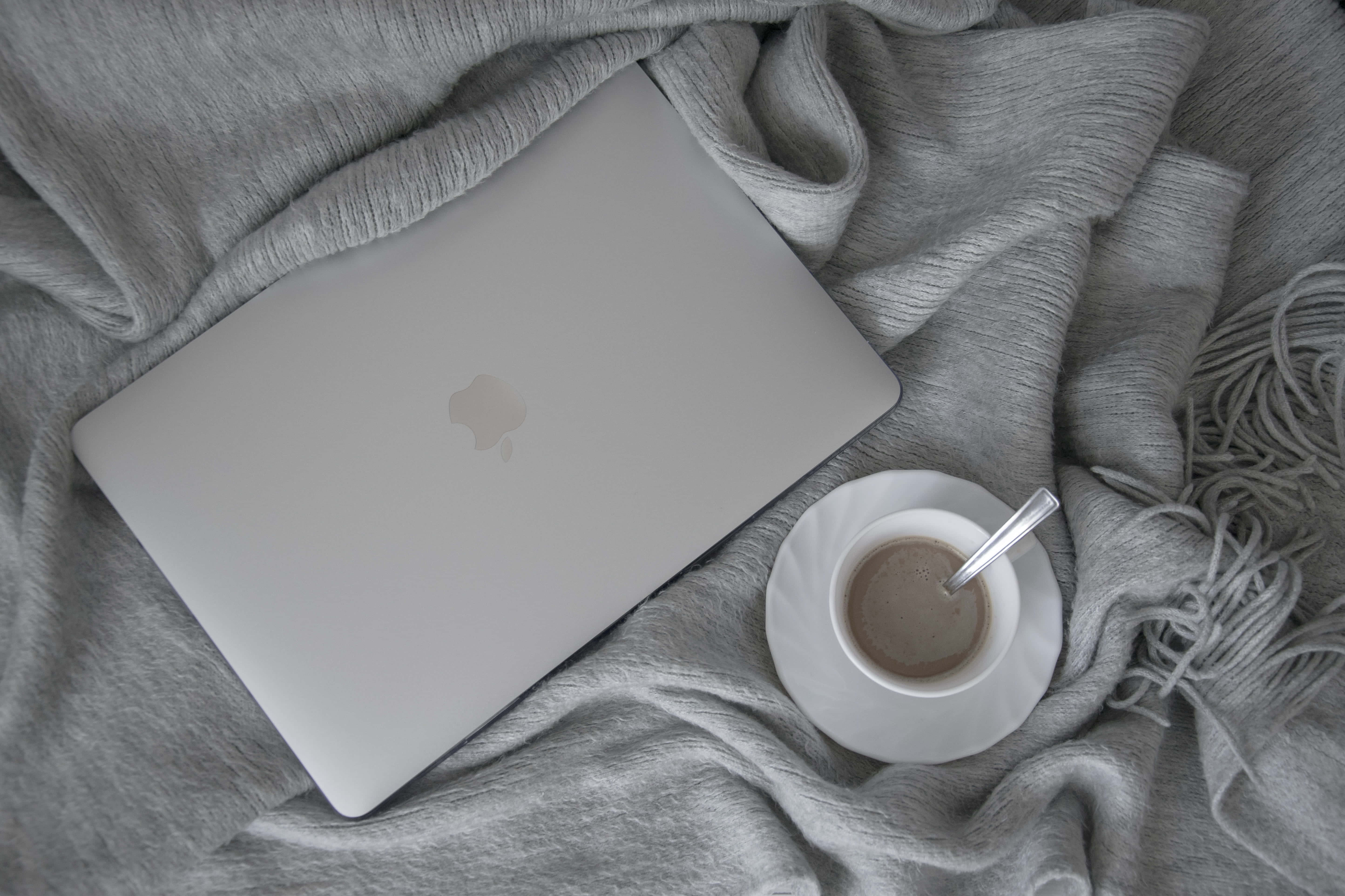 Bucură-te de priveliștea frumoasă a unui Macbook estetic Fundal