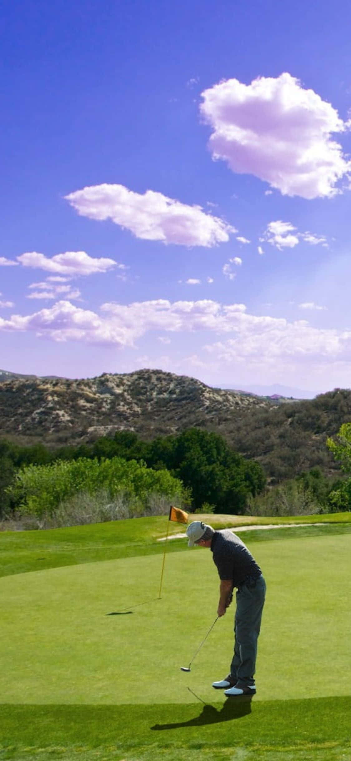 Bucură-te de Ritmul Leniș al Terenului Frumos de Golf în Timp ce Folosești iPhone X! Fundal