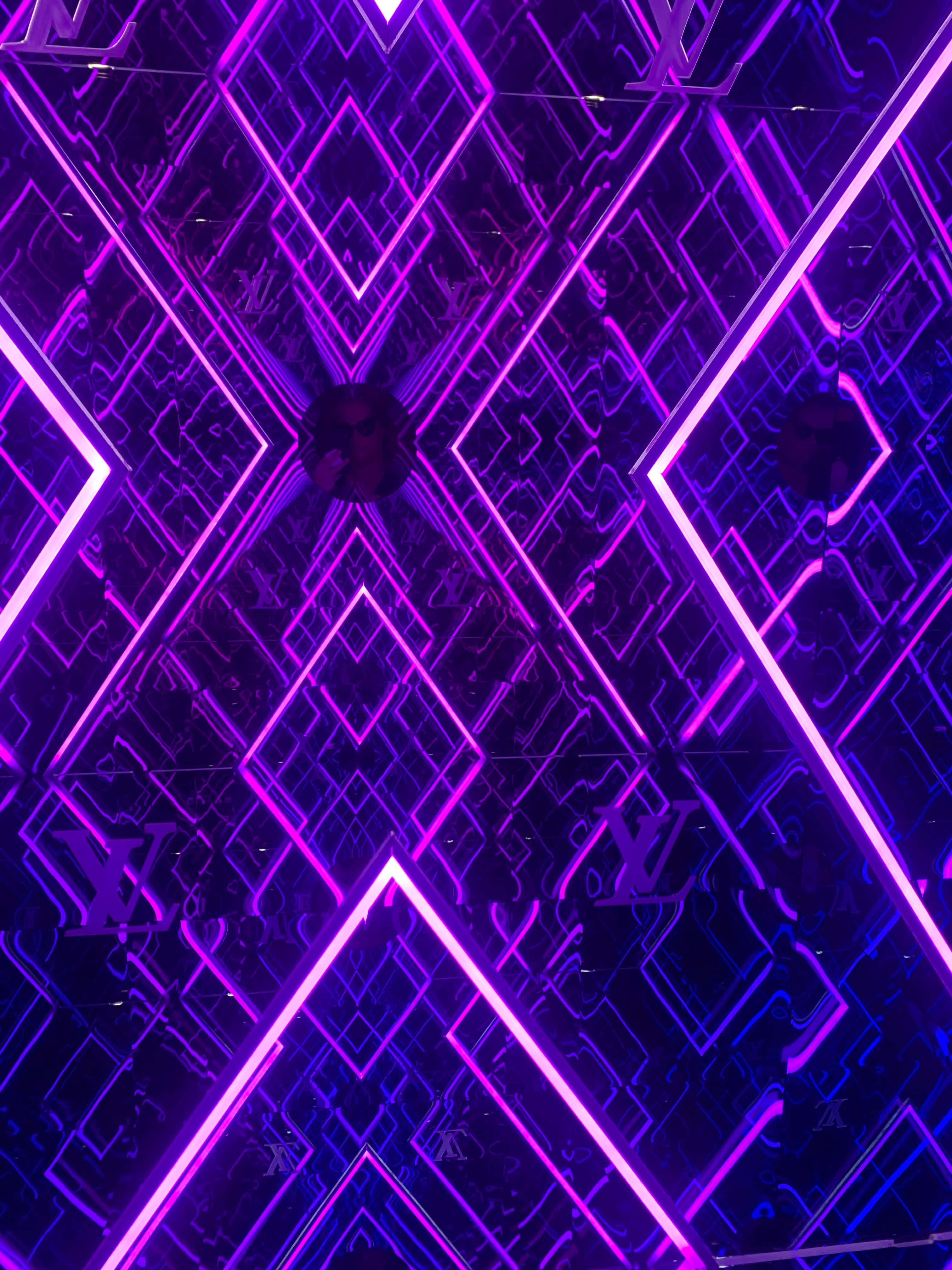 Bucură-te de un fundal neon vibrant violet. Fundal