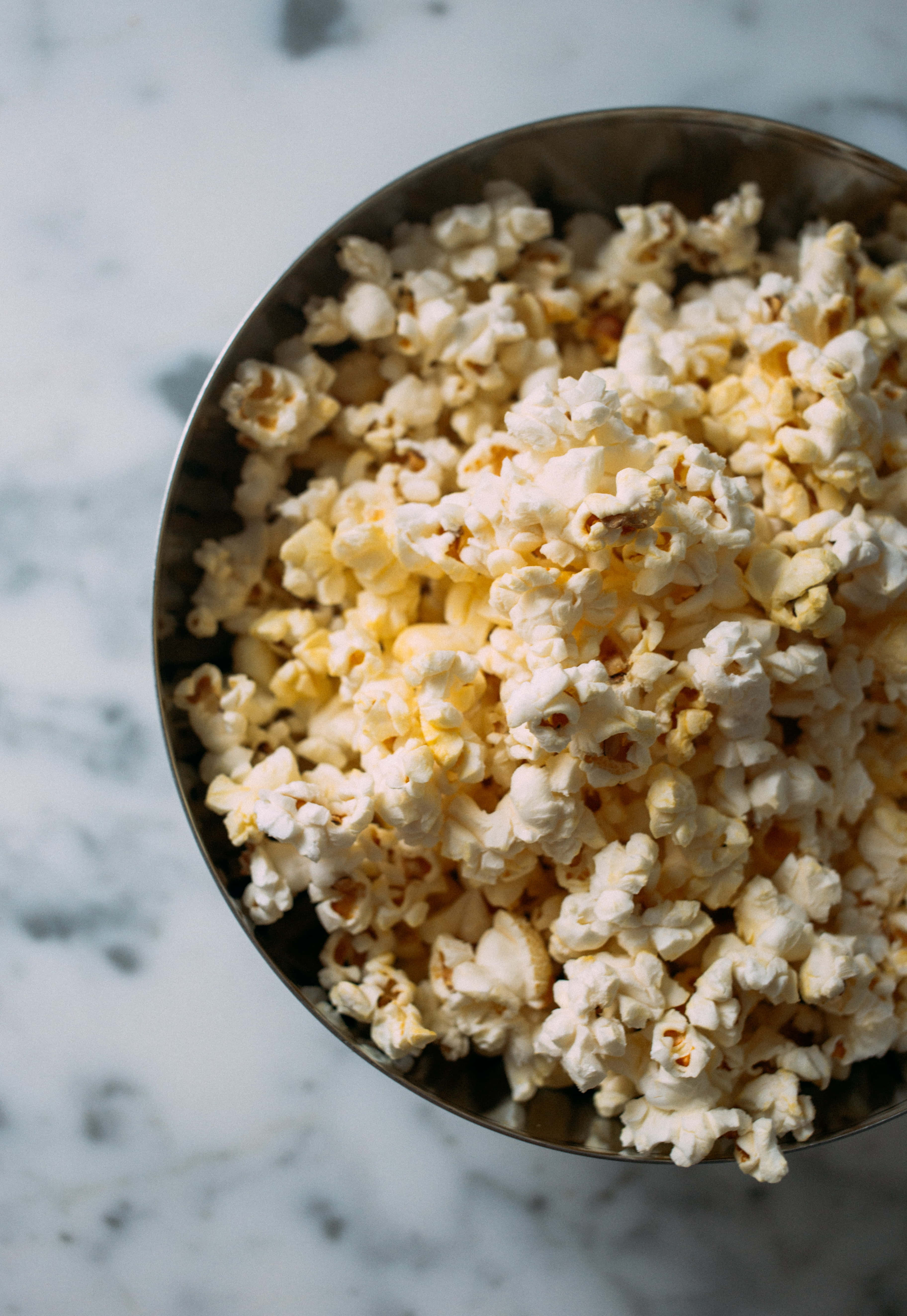 Bucură-te de un pugil de popcorn proaspăt preparat. Fundal