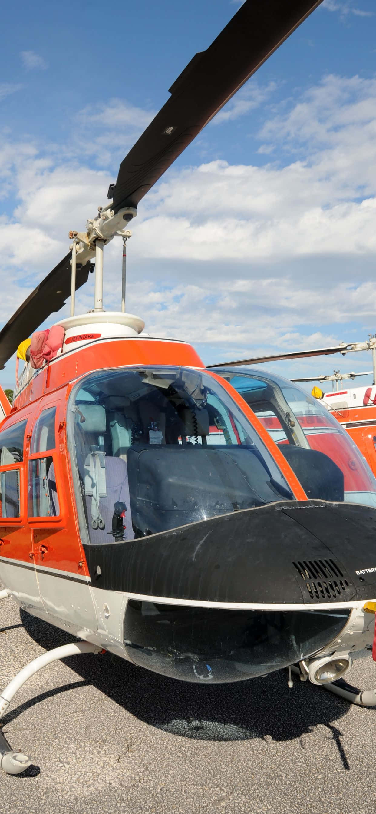 Bucură-te de Vedere Spectaculare din Aer într-un Elicopter iPhone Xs Max Fundal