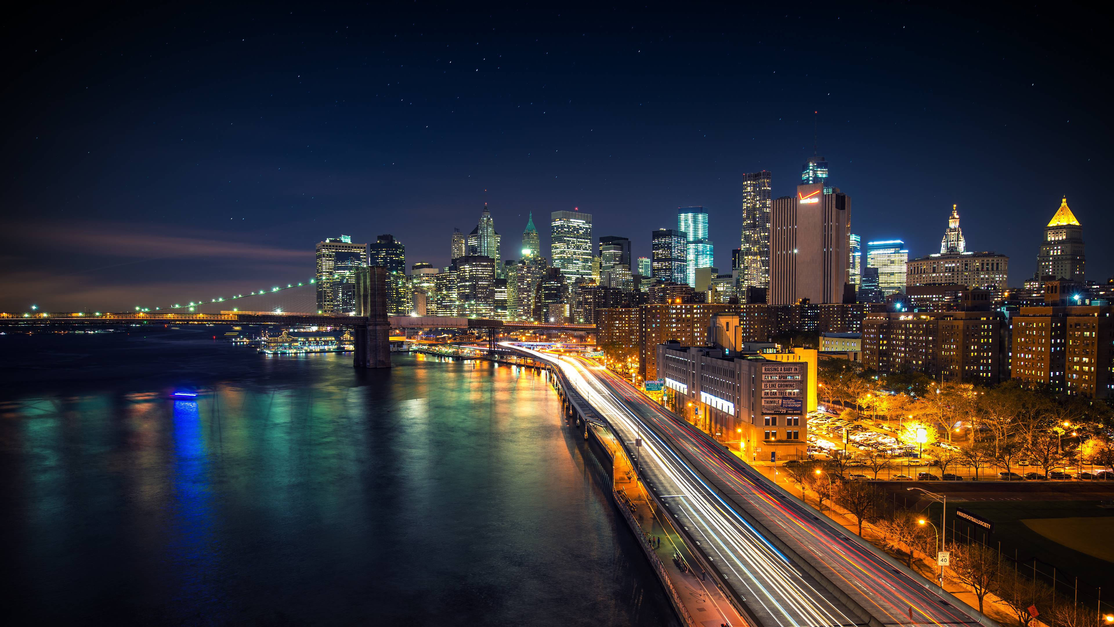 Bucurându-se de Lumini Strălucitoare ale New York City Fundal