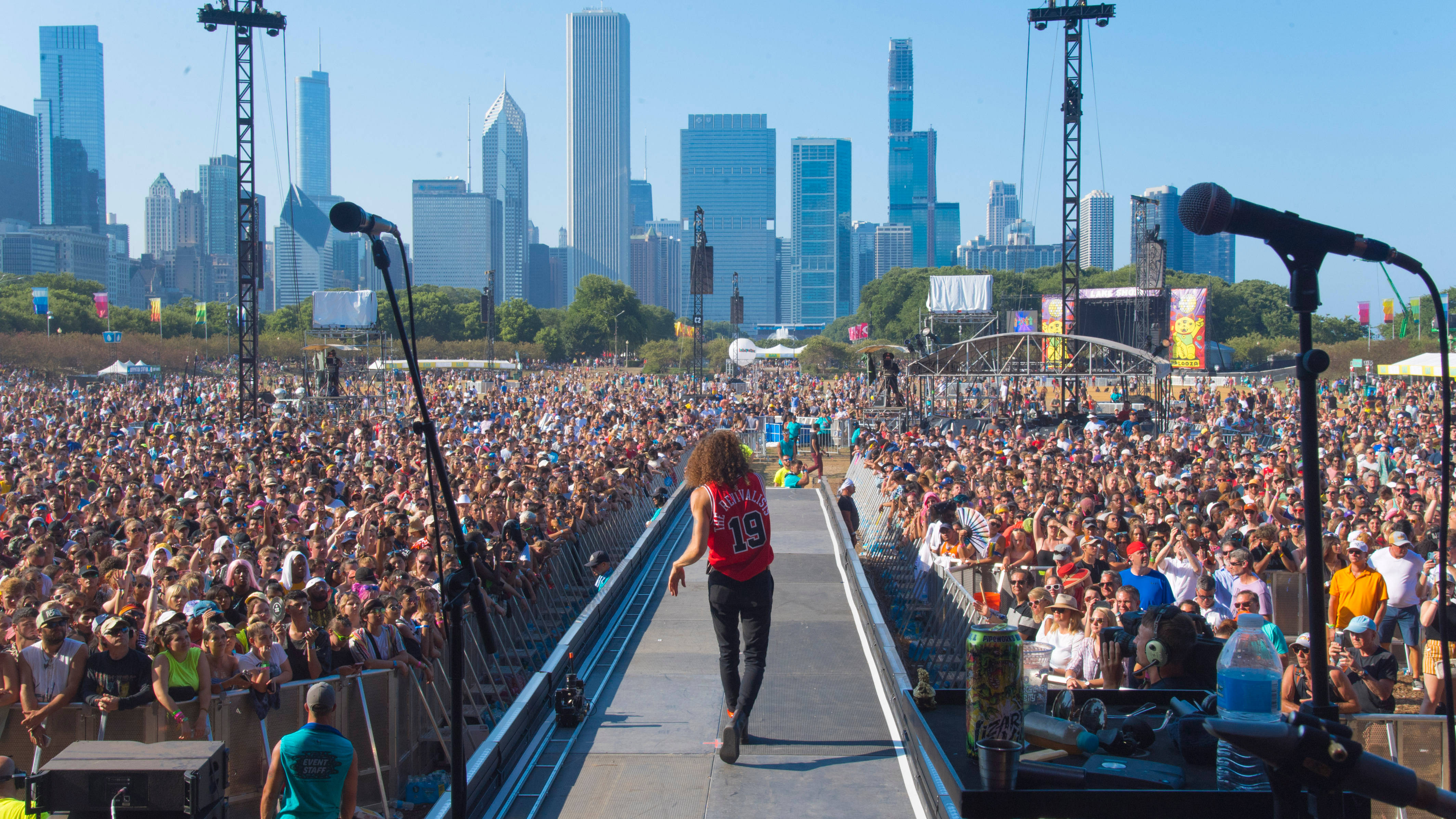 Bucurându-se de o zi însorită de vară la Lollapalooza Chicago! Fundal