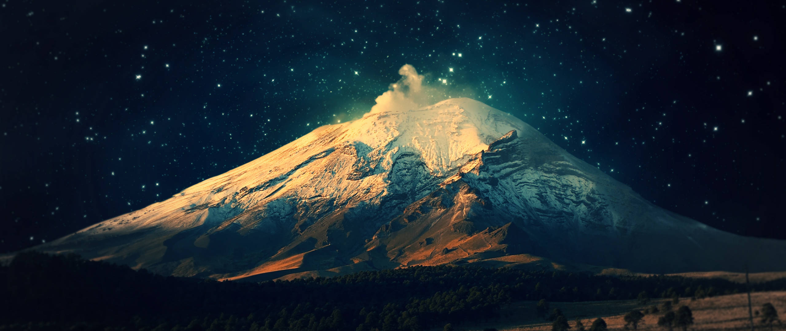 Bucurându-se de vederea nocturnă a muntelui magnific Fundal