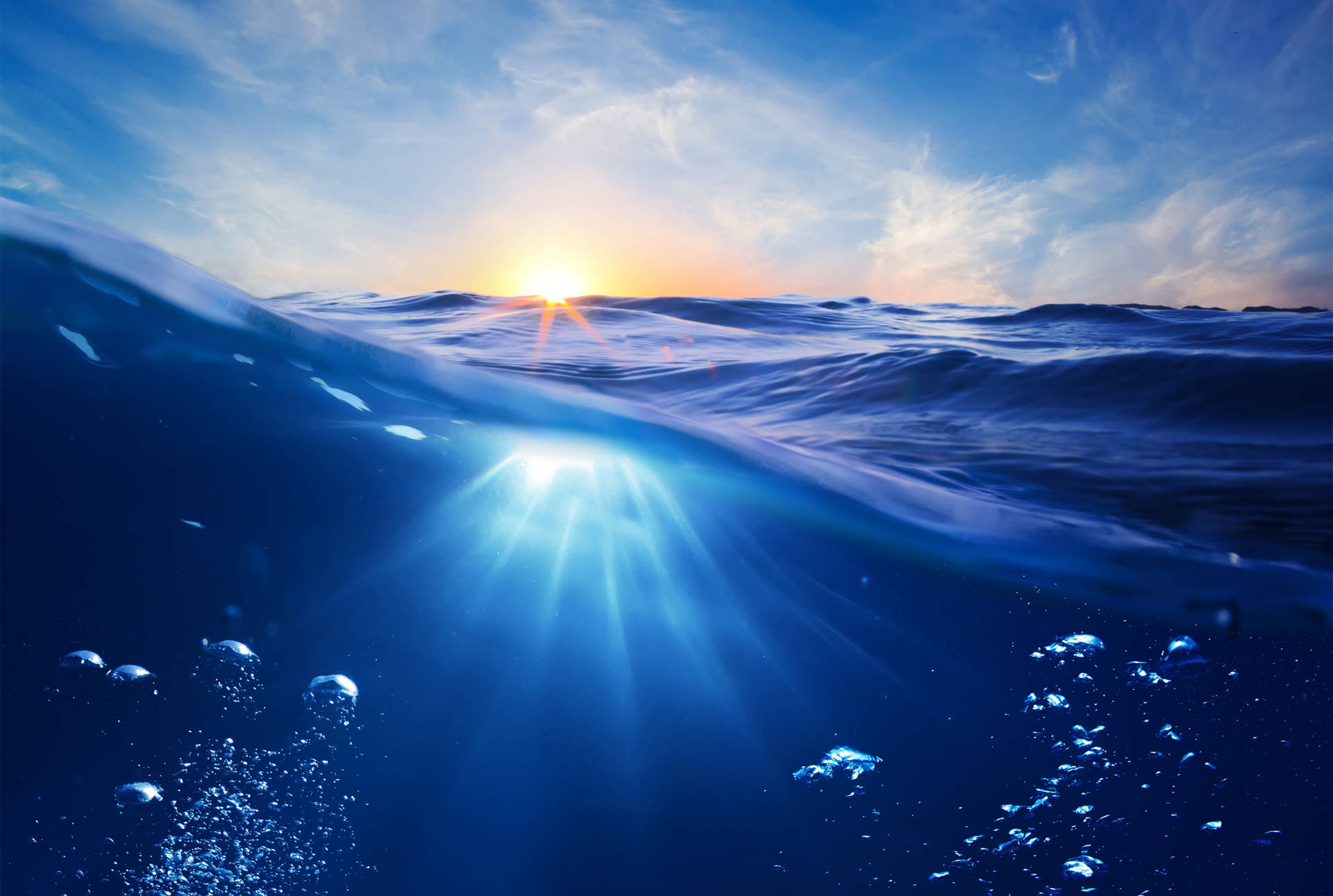 Ocean albastru limpede cu bule, wallpaper 4K. — 4K Fundal