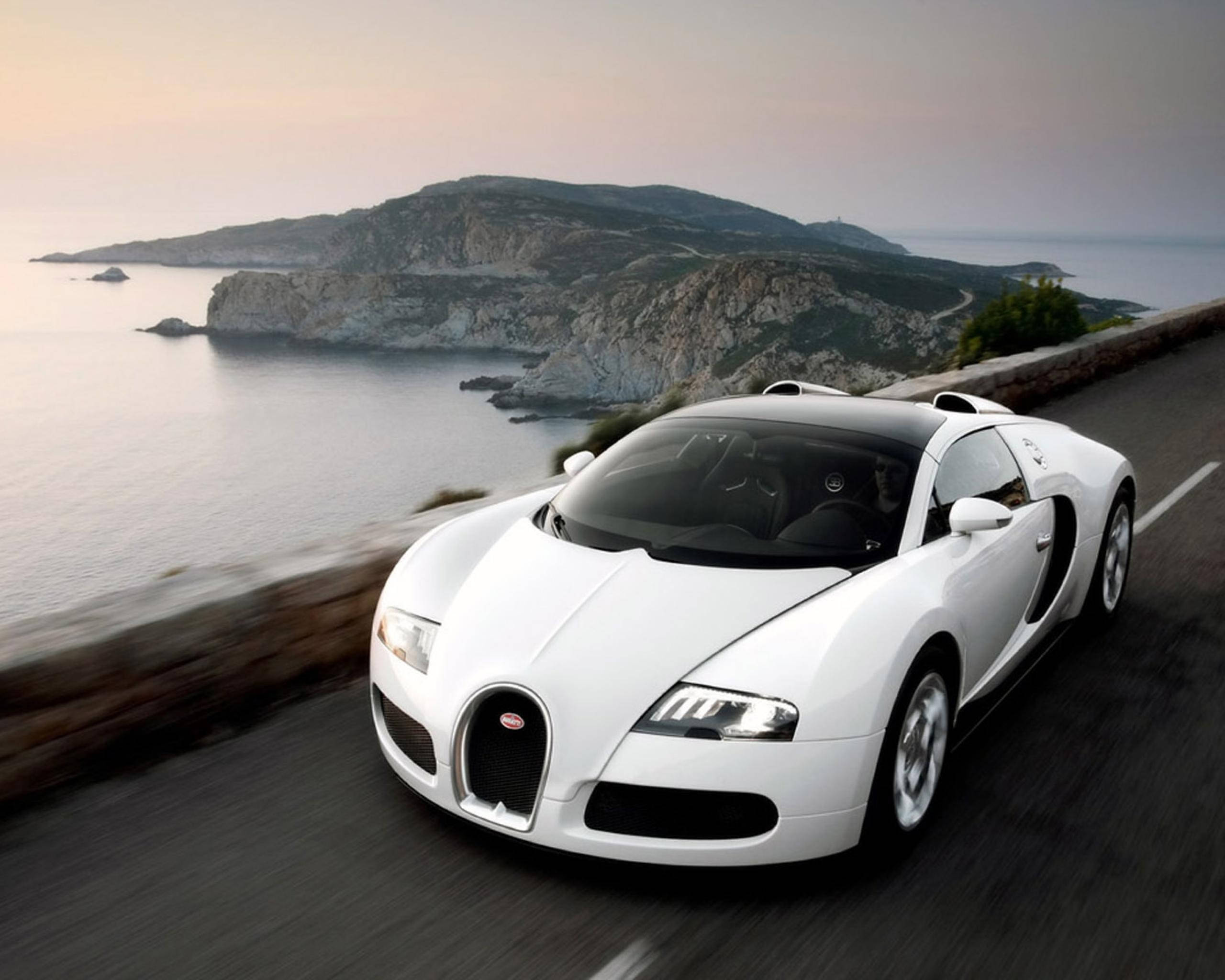 Bugatti Albă pe Drumul de Coastă Fundal