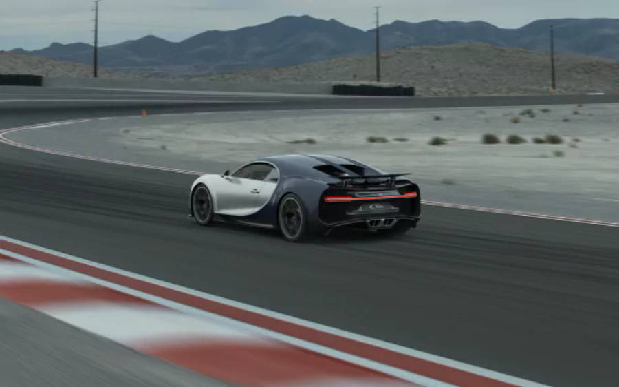Bugatti Chiron Albă pe Pista de Curse 4K Fundal