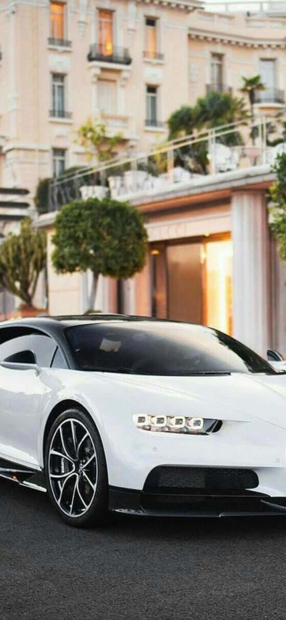 bugatti chiron alb este parcat în fața unei clădiri Fundal