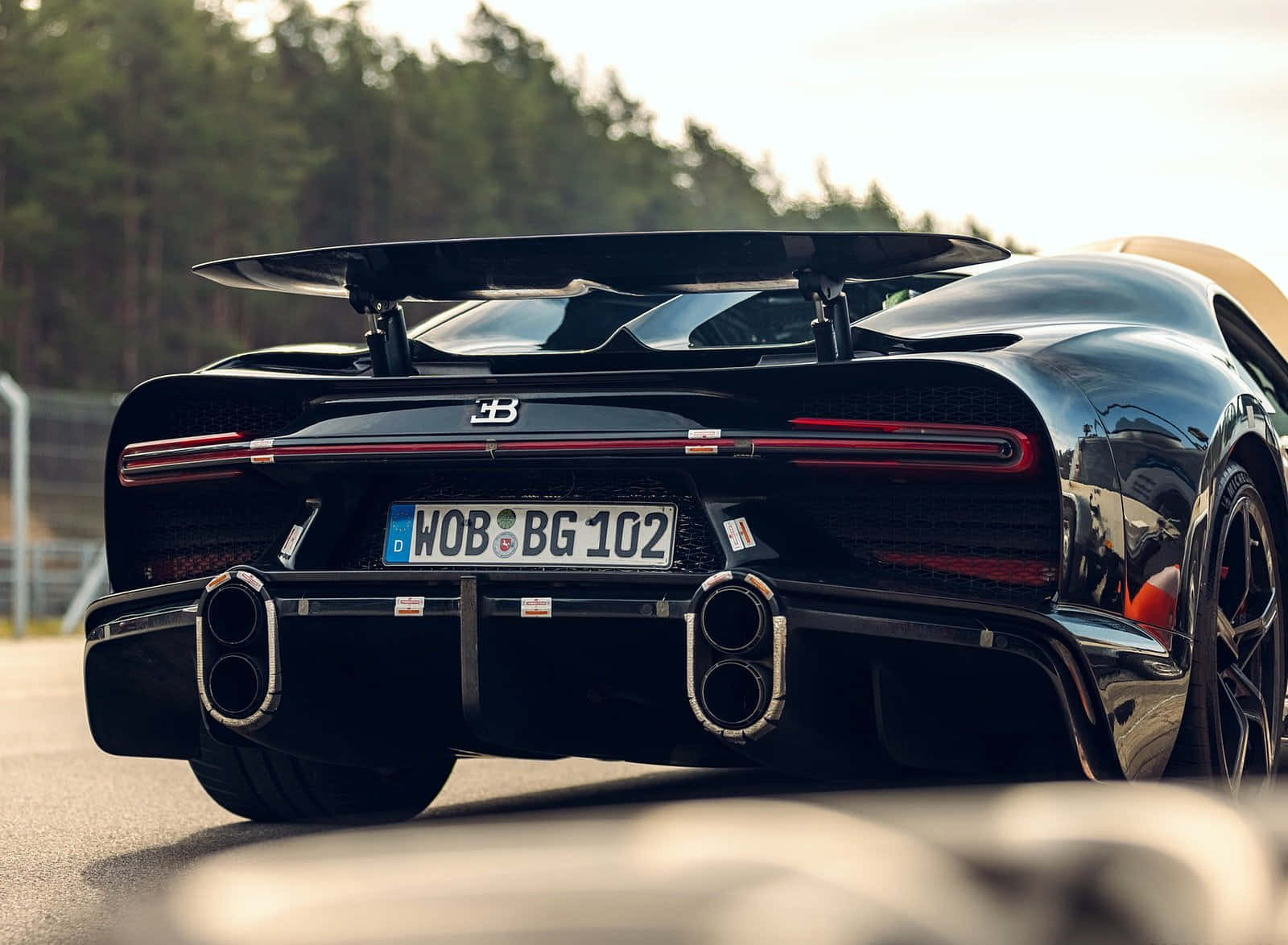 Bugatti Chiron – Întruchiparea Puterii și Eleganței Fundal