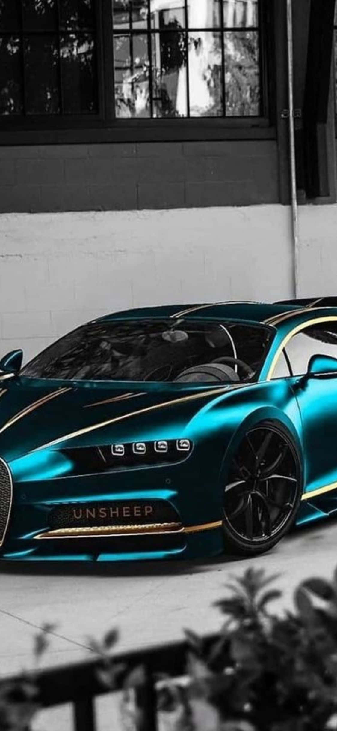 Bugatti luxos alături de modernul iPhone Xs Fundal