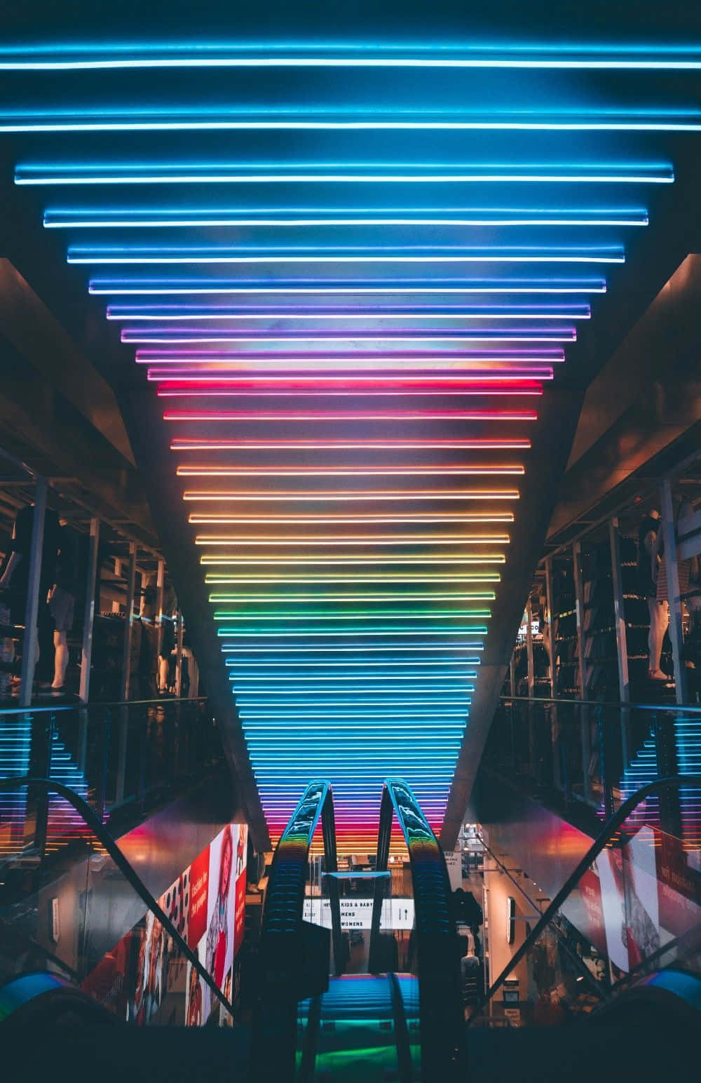 Bun venit în Neon City – Un oraș al luminilor Fundal