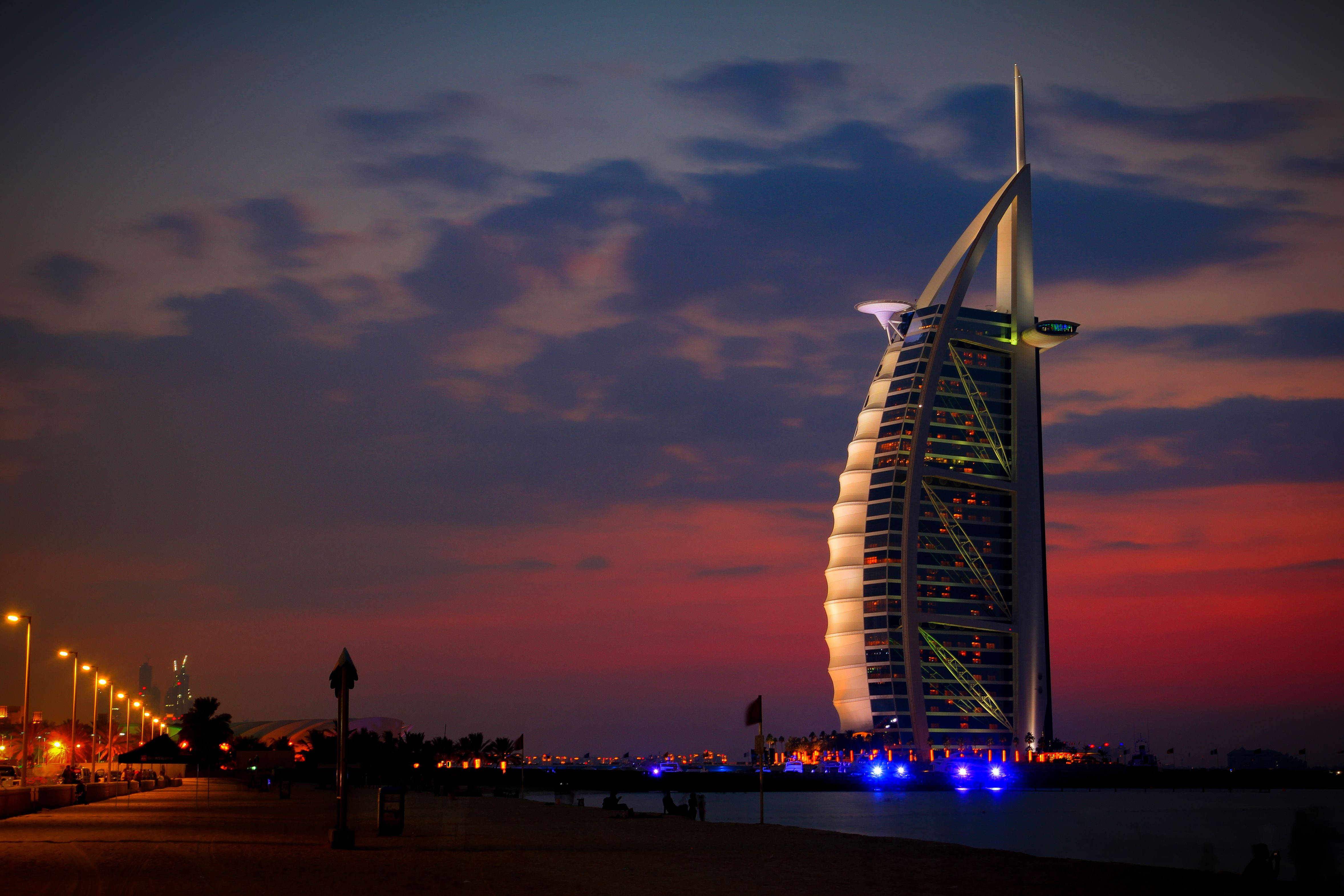Burj Al Arab noaptea sub cerul înstelat Fundal
