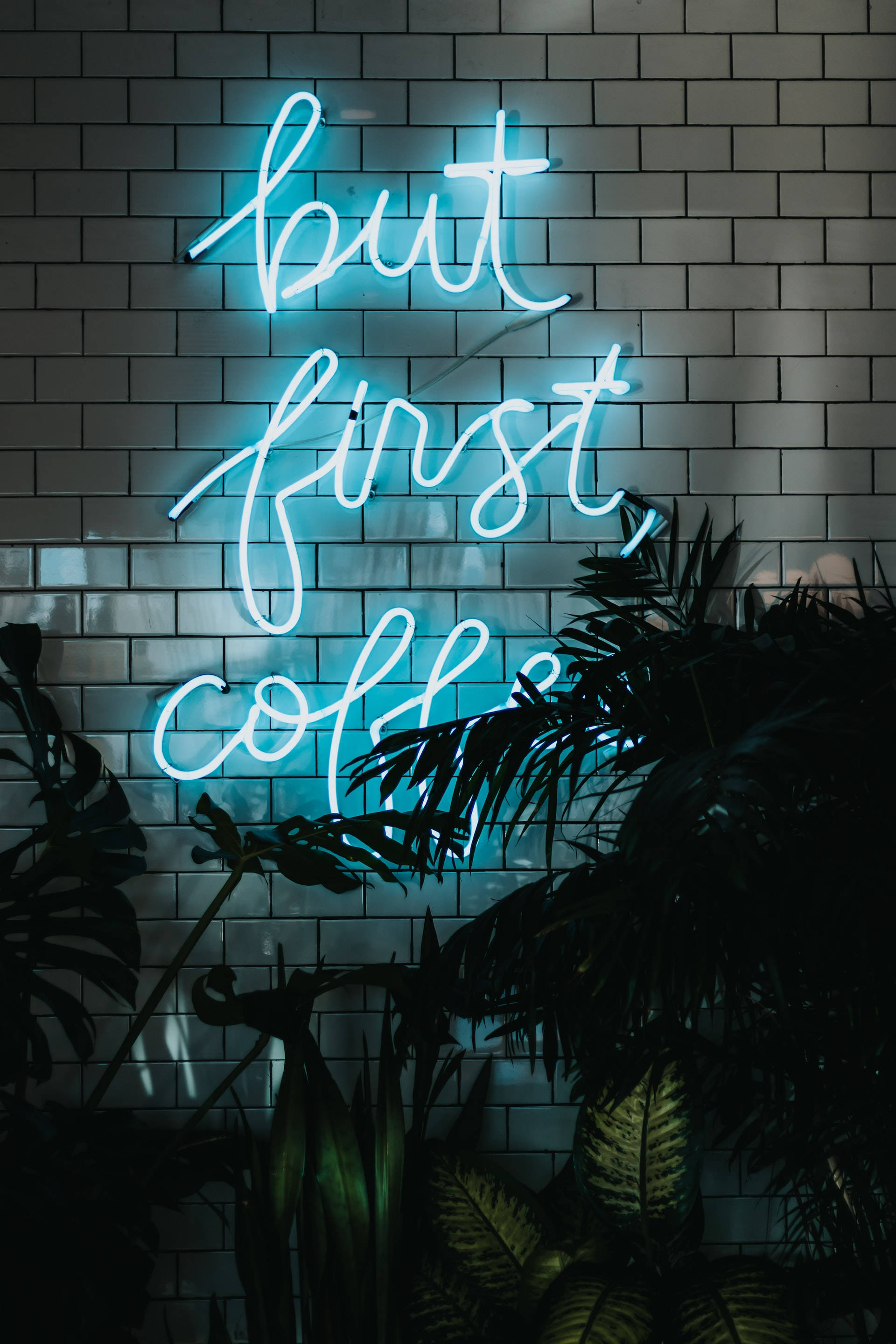 "But First Coffee" în Neon Albastru iPhone Fundal