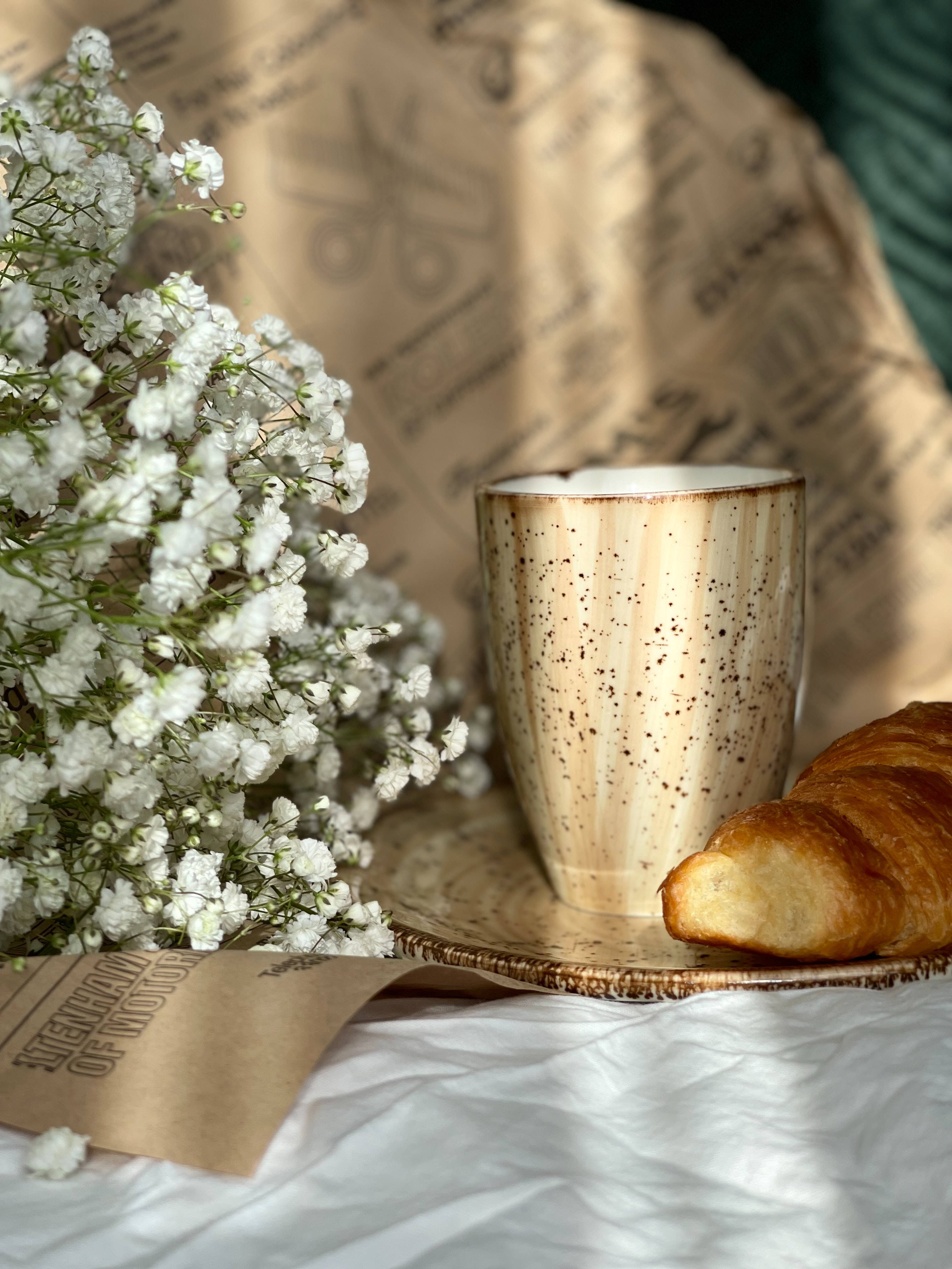 Cafea și Croissant cu Estetică Preppy Fundal