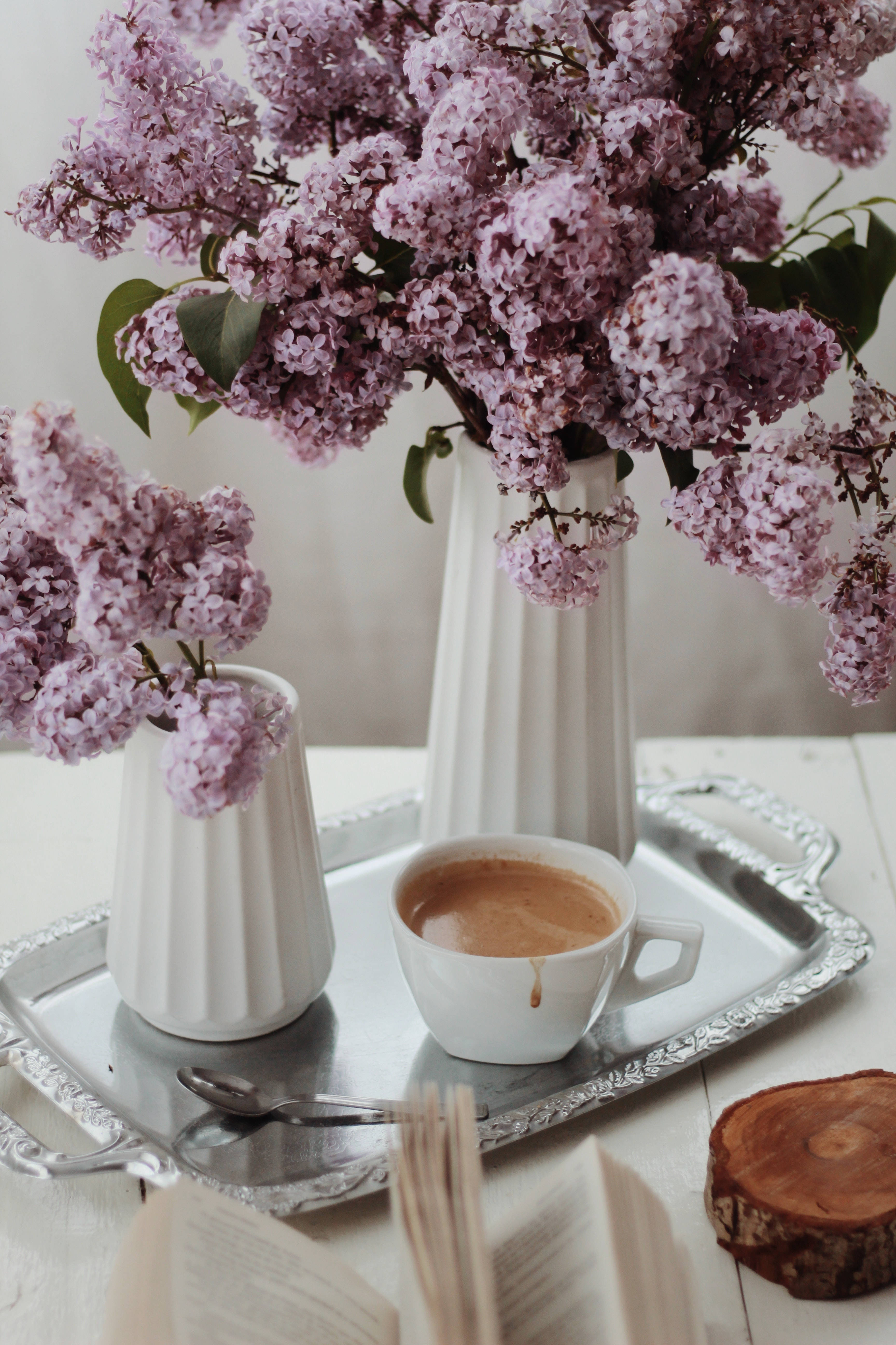 Cafea și Liliac cu Estetică Preppy Fundal