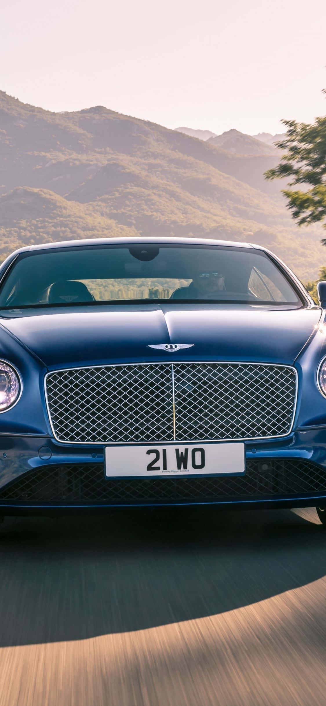 Legendă: Plimbare luxoasă într-un Bently cu iPhone Fundal