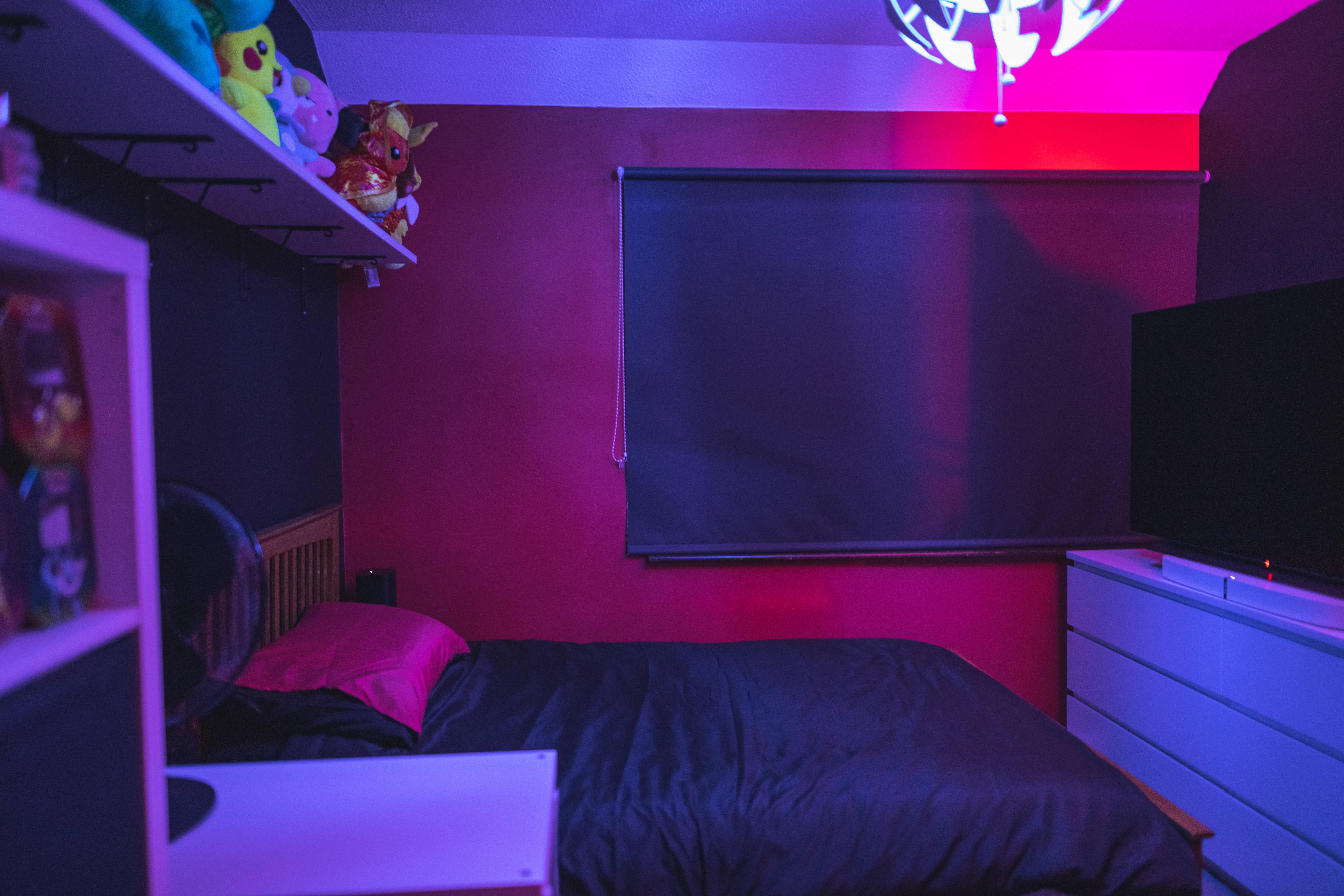 Cameră estetică violet neon iluminată Fundal