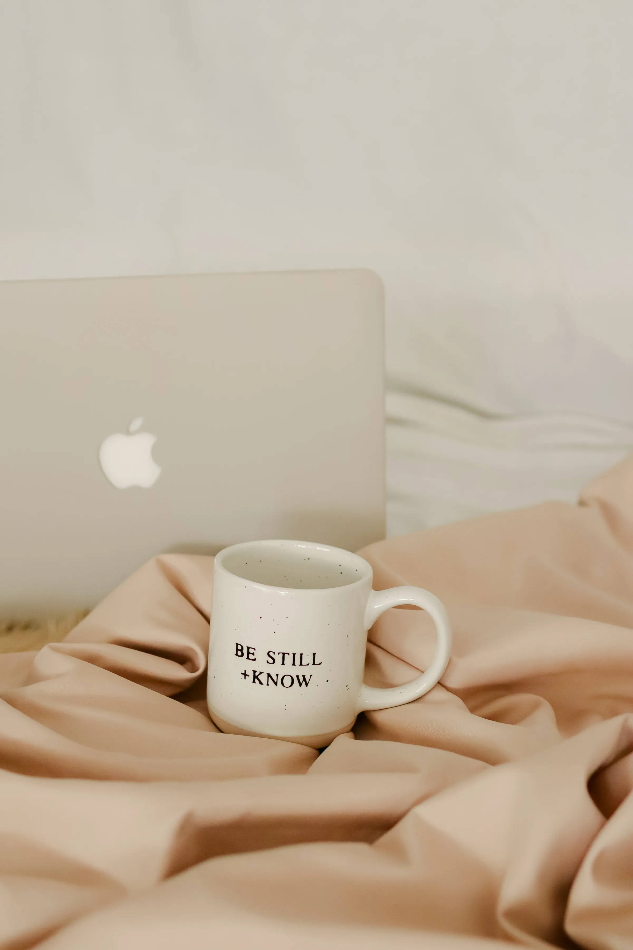 Cană de cafea și husă pentru laptop asortate Fundal