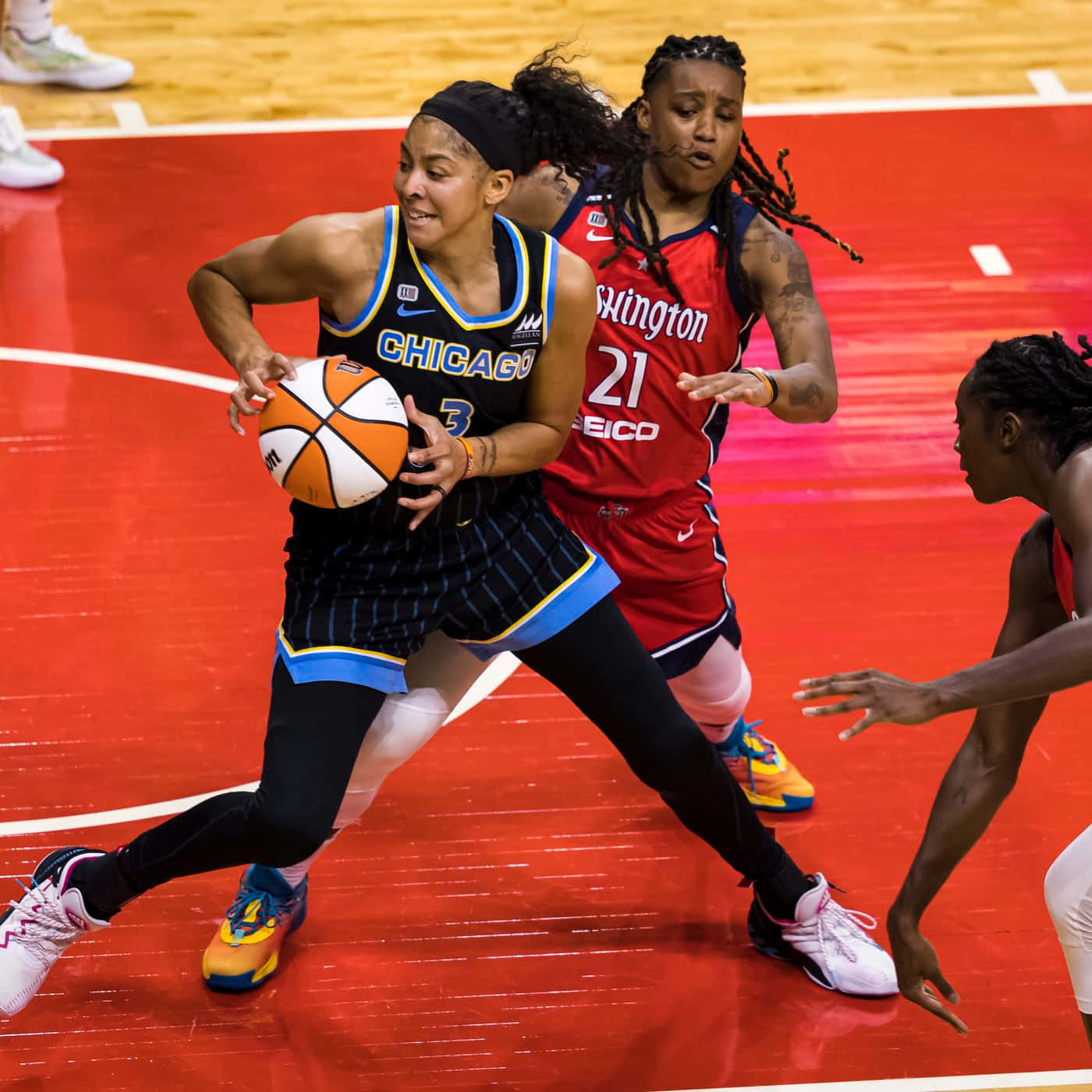 Candace Parker fură mingea Fundal