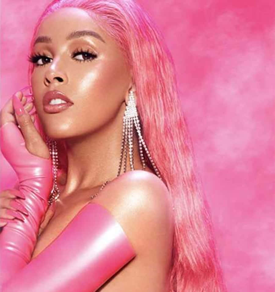 Cântăreața și compozitoarea Doja Cat într-un concert Fundal