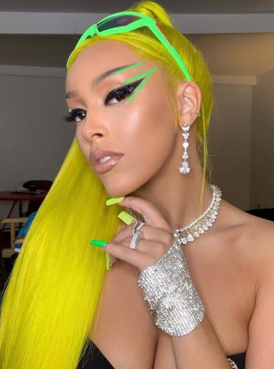 Cântăreața și compozitoarea Doja Cat pe scenă Fundal