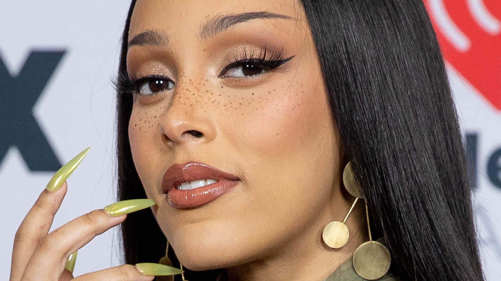 Cântăreața și compozitoarea Doja Cat Fundal