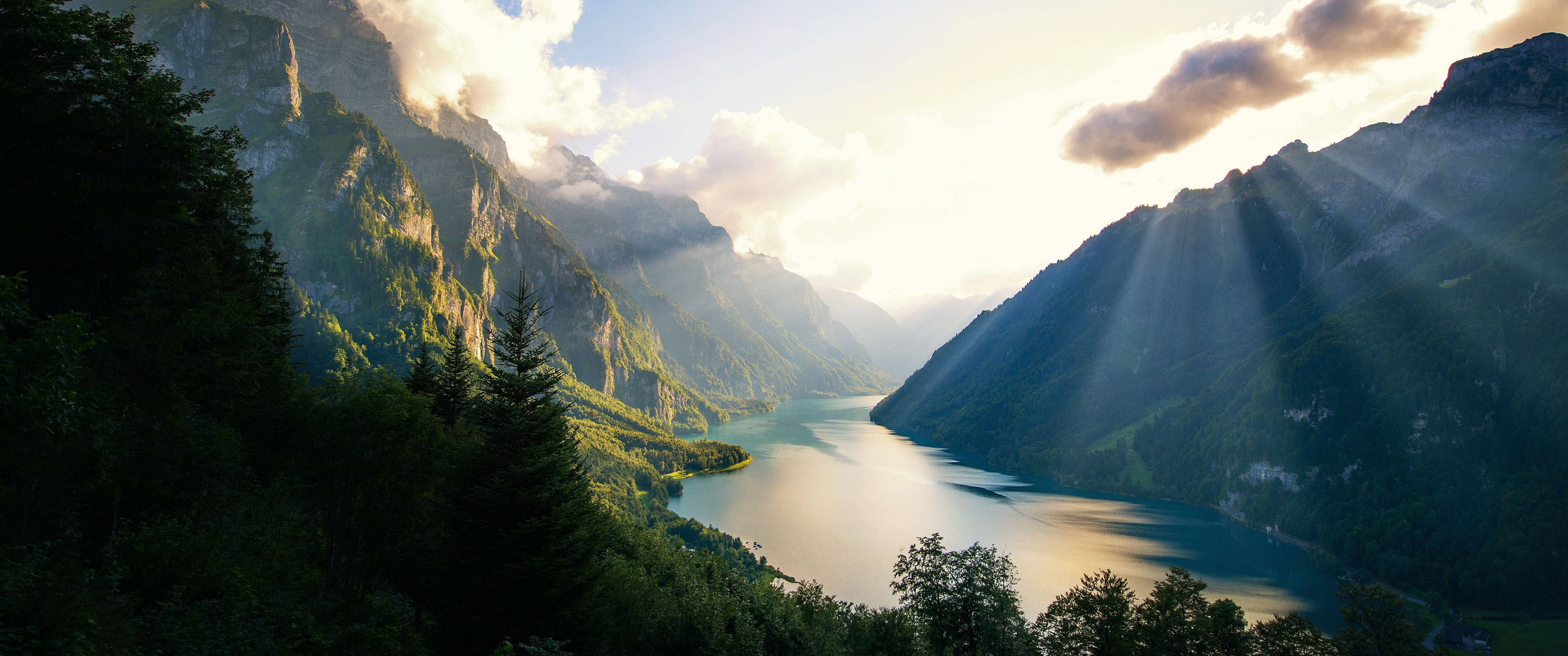 Cantonul Glarus, Elveția, încadrat într-un peisaj montan spectaculos Fundal