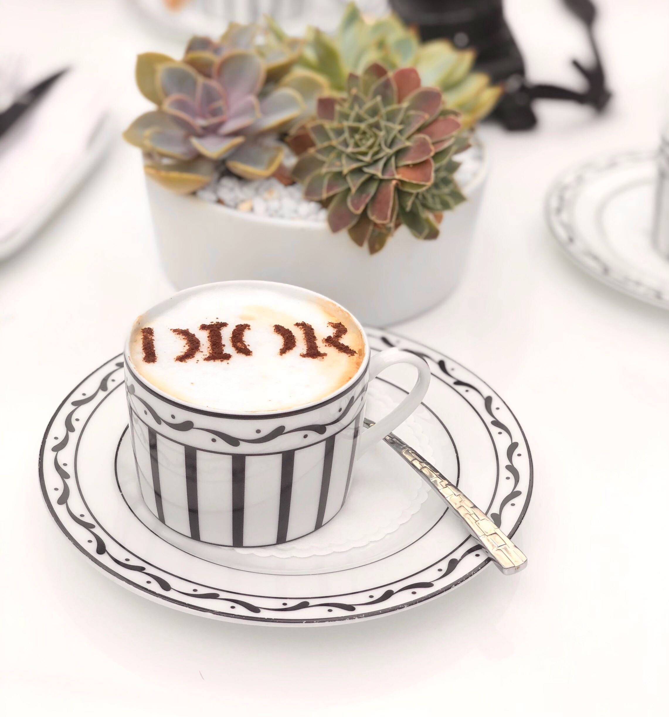 Cappuccino Dior Cafe Fundal