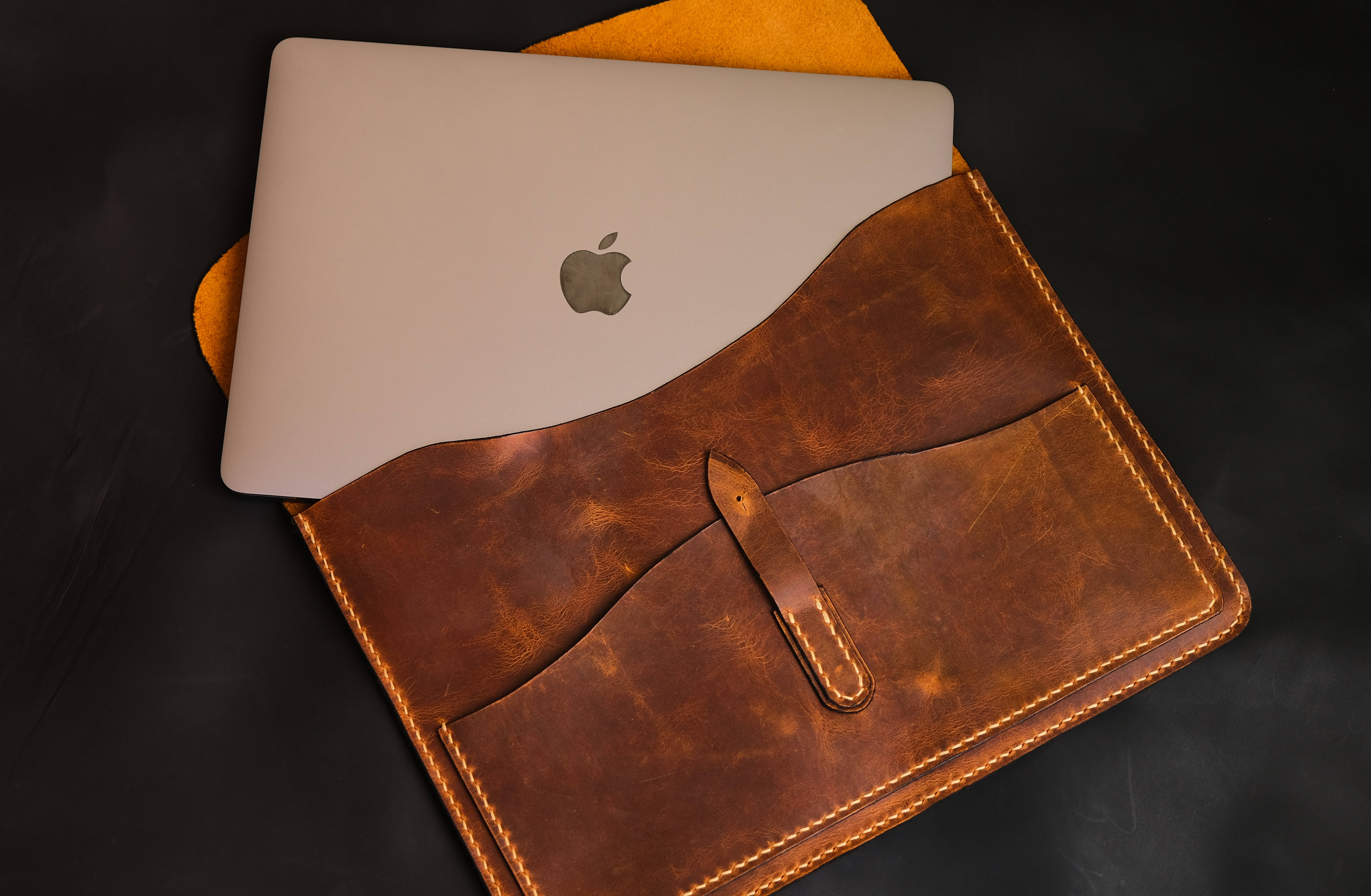 Caption: Elegant Apple Mac Desktop într-un Spațiu de Lucru Creativ Fundal
