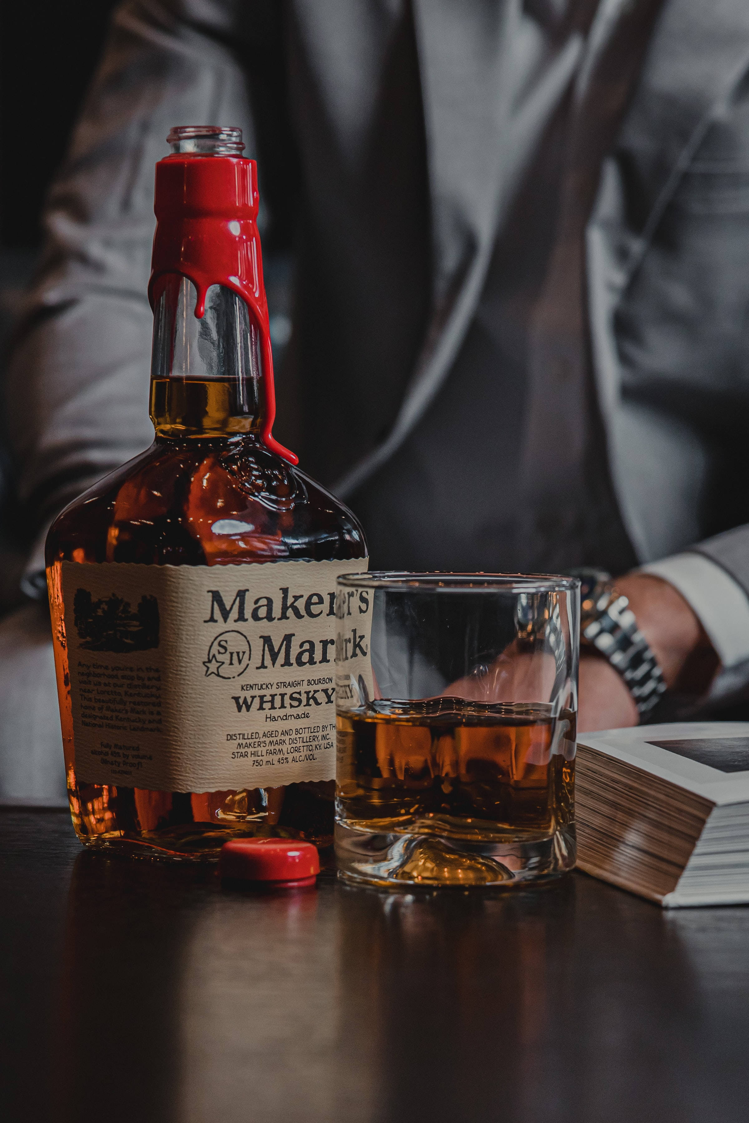 Caption: Un Gust de Excelentă - Maker's Mark Whiskey Fundal