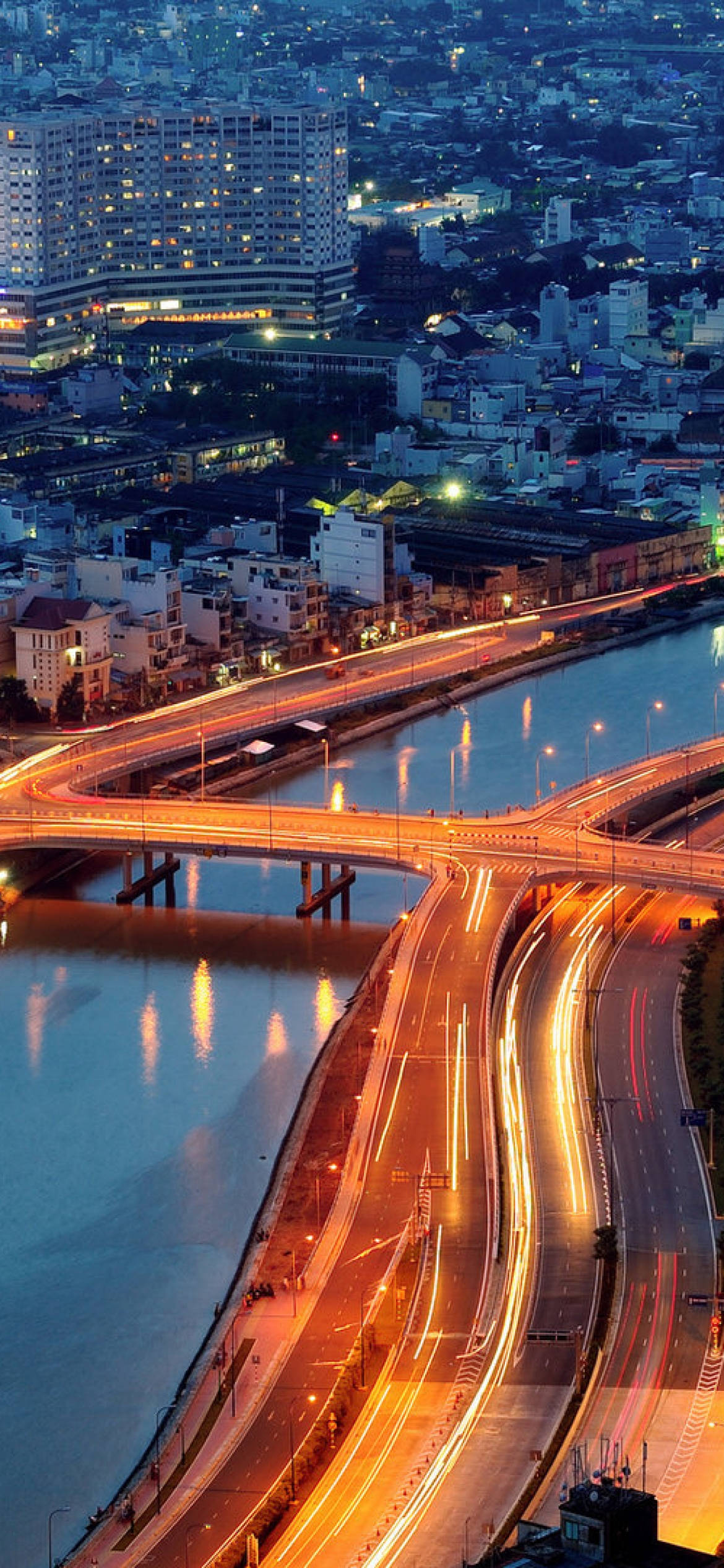 Captivantă imagine nocturnă a Ho Chi Minh City cu trafic aglomerat Fundal